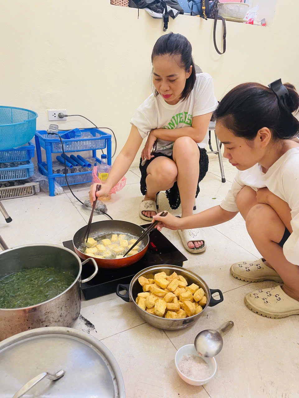 Cán bộ, hội viên phụ nữ Thủ đô phát huy tinh thần “tương thân, tương ái” trong bão số 3 - ảnh 17