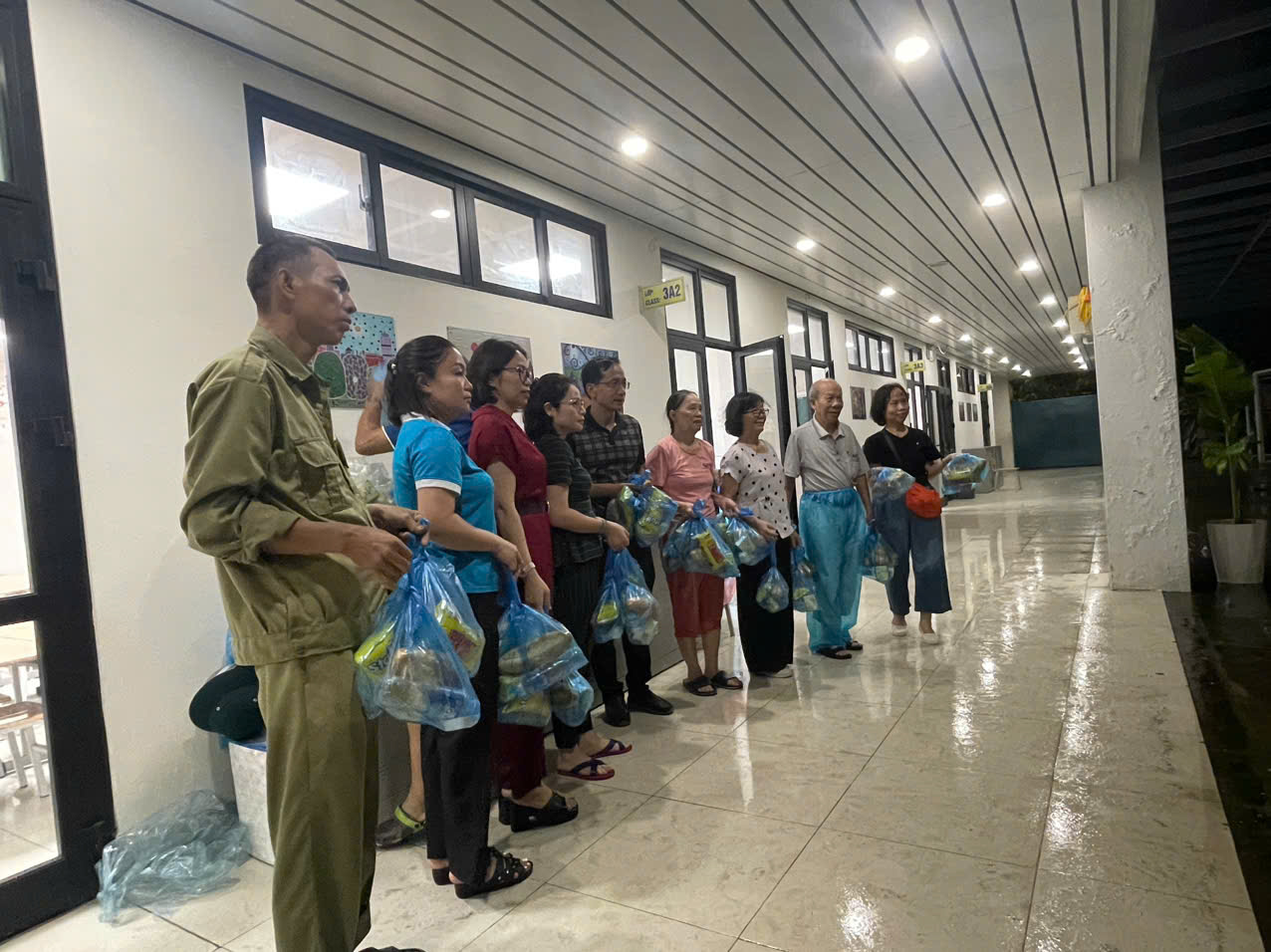 Cán bộ, hội viên phụ nữ Thủ đô phát huy tinh thần “tương thân, tương ái” trong bão số 3 - ảnh 13