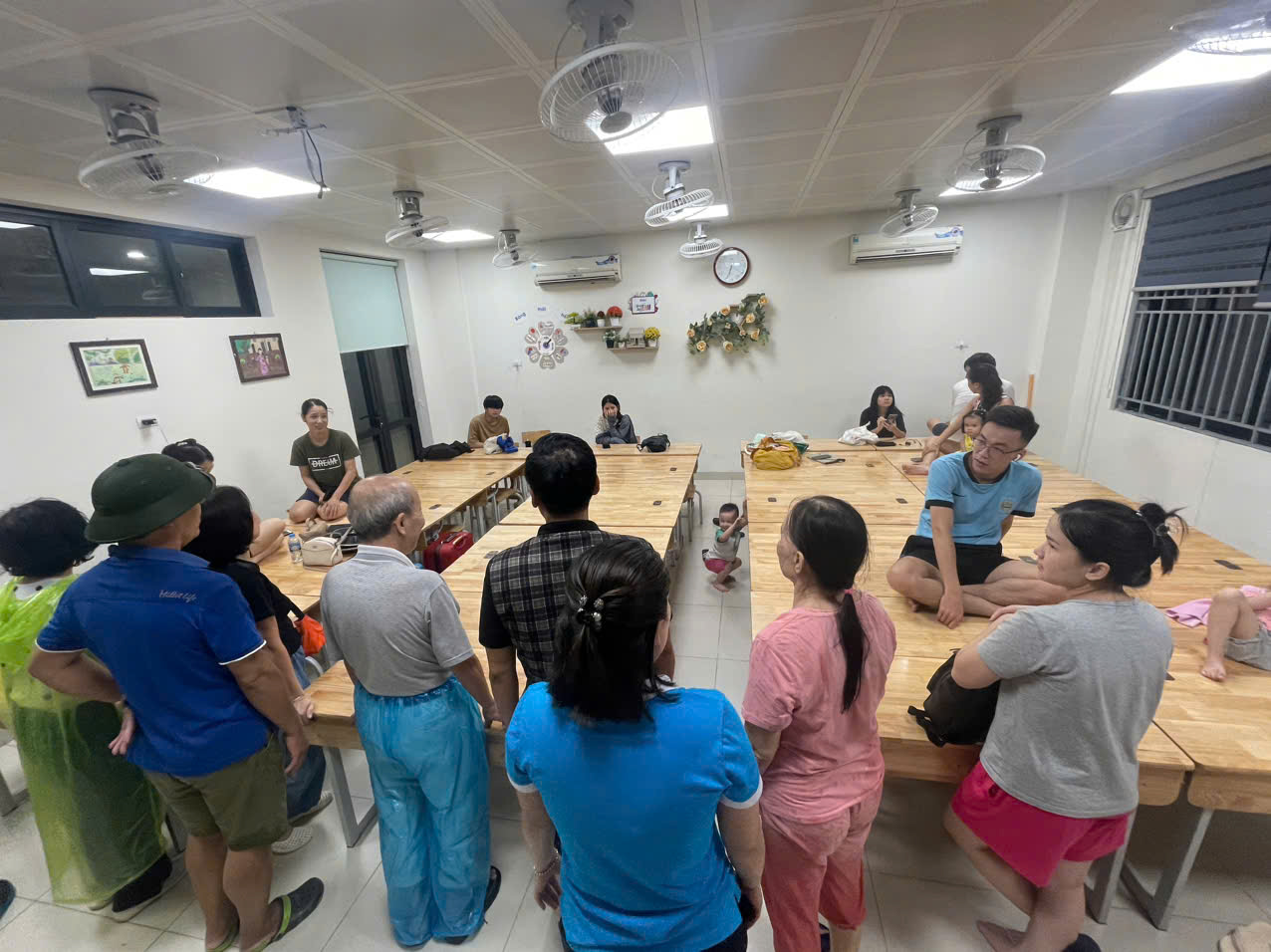 Cán bộ, hội viên phụ nữ Thủ đô phát huy tinh thần “tương thân, tương ái” trong bão số 3 - ảnh 12