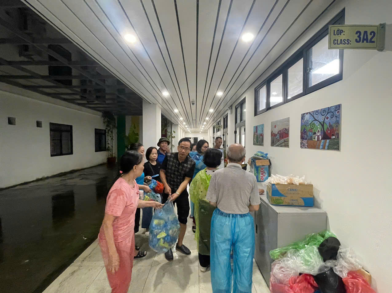 Cán bộ, hội viên phụ nữ Thủ đô phát huy tinh thần “tương thân, tương ái” trong bão số 3 - ảnh 10