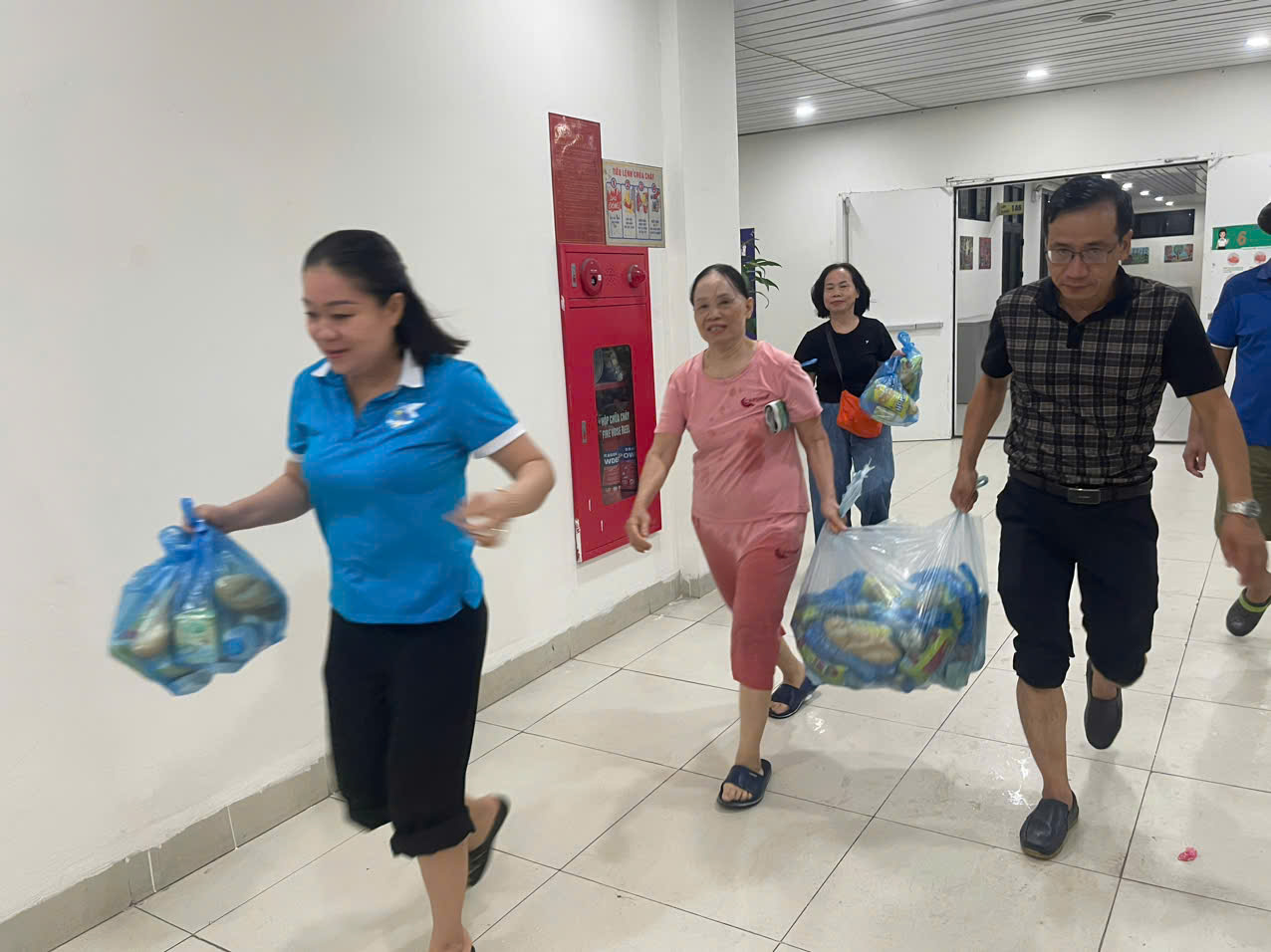Cán bộ, hội viên phụ nữ Thủ đô phát huy tinh thần “tương thân, tương ái” trong bão số 3 - ảnh 9
