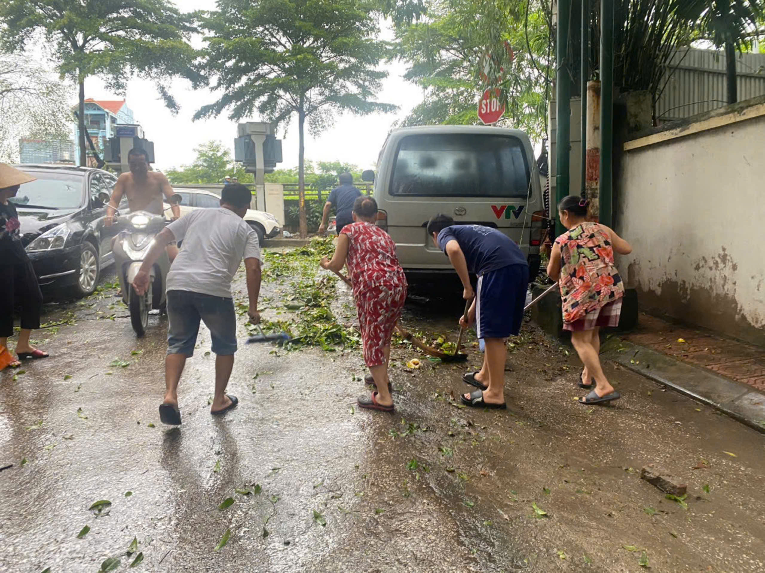 Cán bộ, hội viên phụ nữ Thủ đô phát huy tinh thần “tương thân, tương ái” trong bão số 3 - ảnh 4