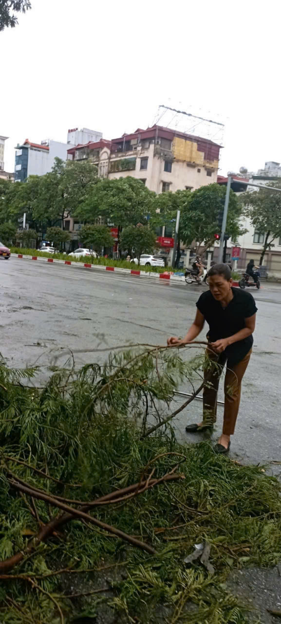 Cán bộ, hội viên phụ nữ Thủ đô phát huy tinh thần “tương thân, tương ái” trong bão số 3 - ảnh 7