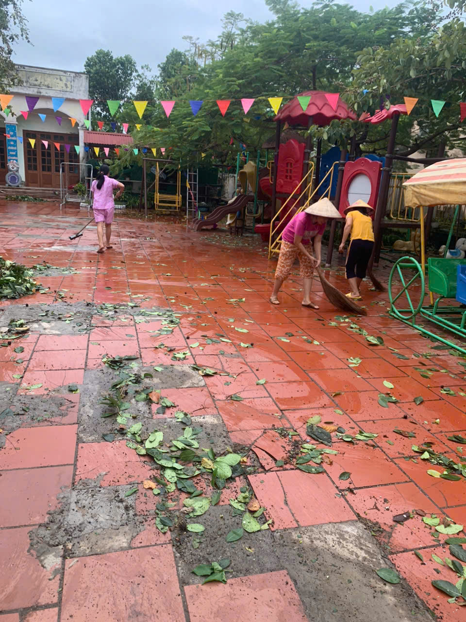 Cán bộ, hội viên phụ nữ Thủ đô phát huy tinh thần “tương thân, tương ái” trong bão số 3 - ảnh 20