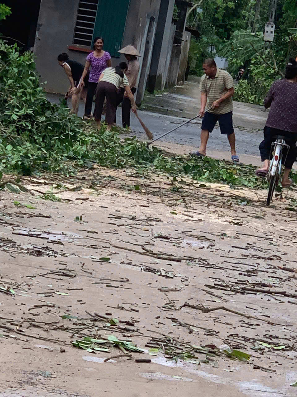 Cán bộ, hội viên phụ nữ Thủ đô phát huy tinh thần “tương thân, tương ái” trong bão số 3 - ảnh 19