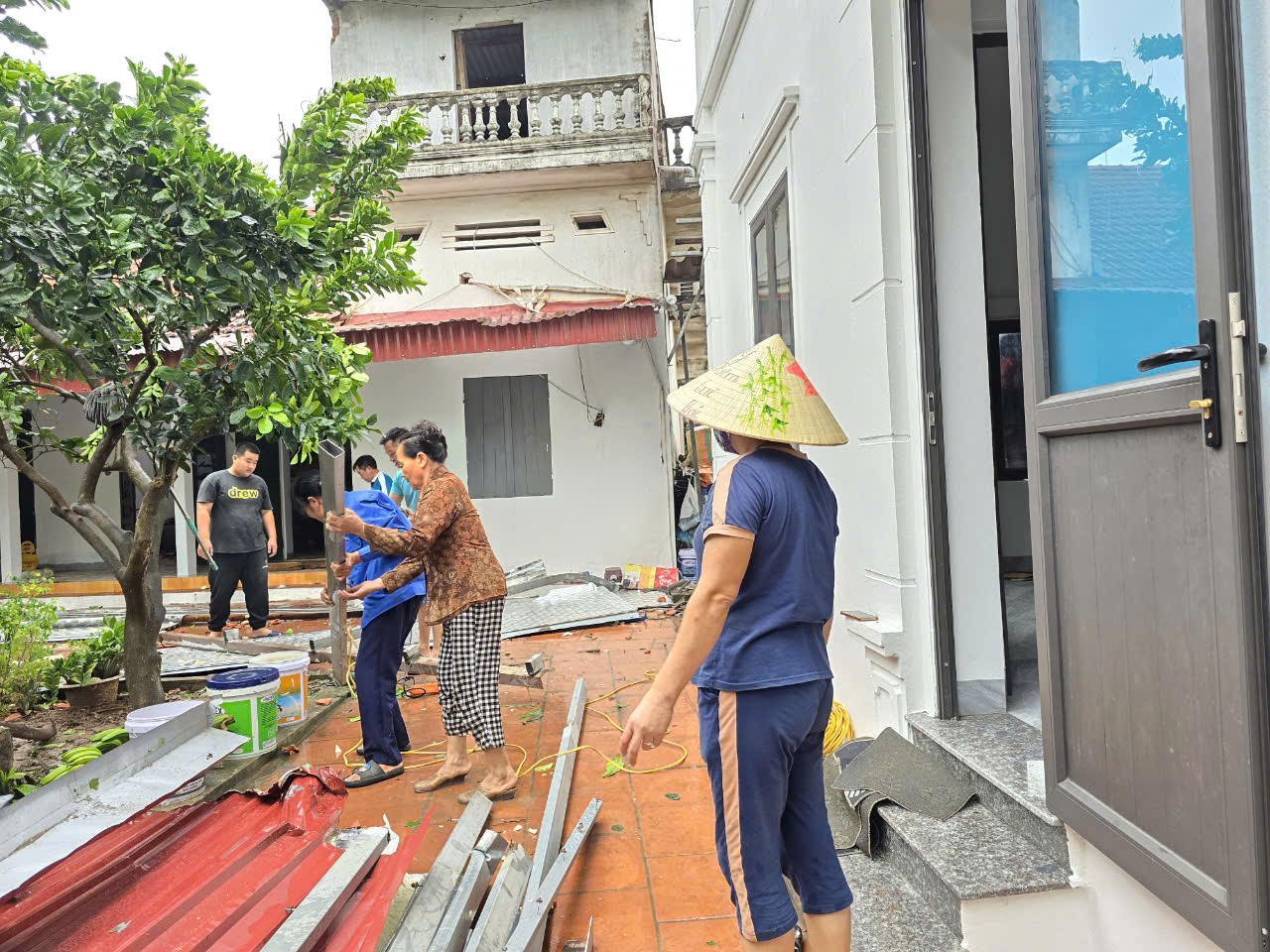 Cán bộ, hội viên phụ nữ Thủ đô phát huy tinh thần “tương thân, tương ái” trong bão số 3 - ảnh 24