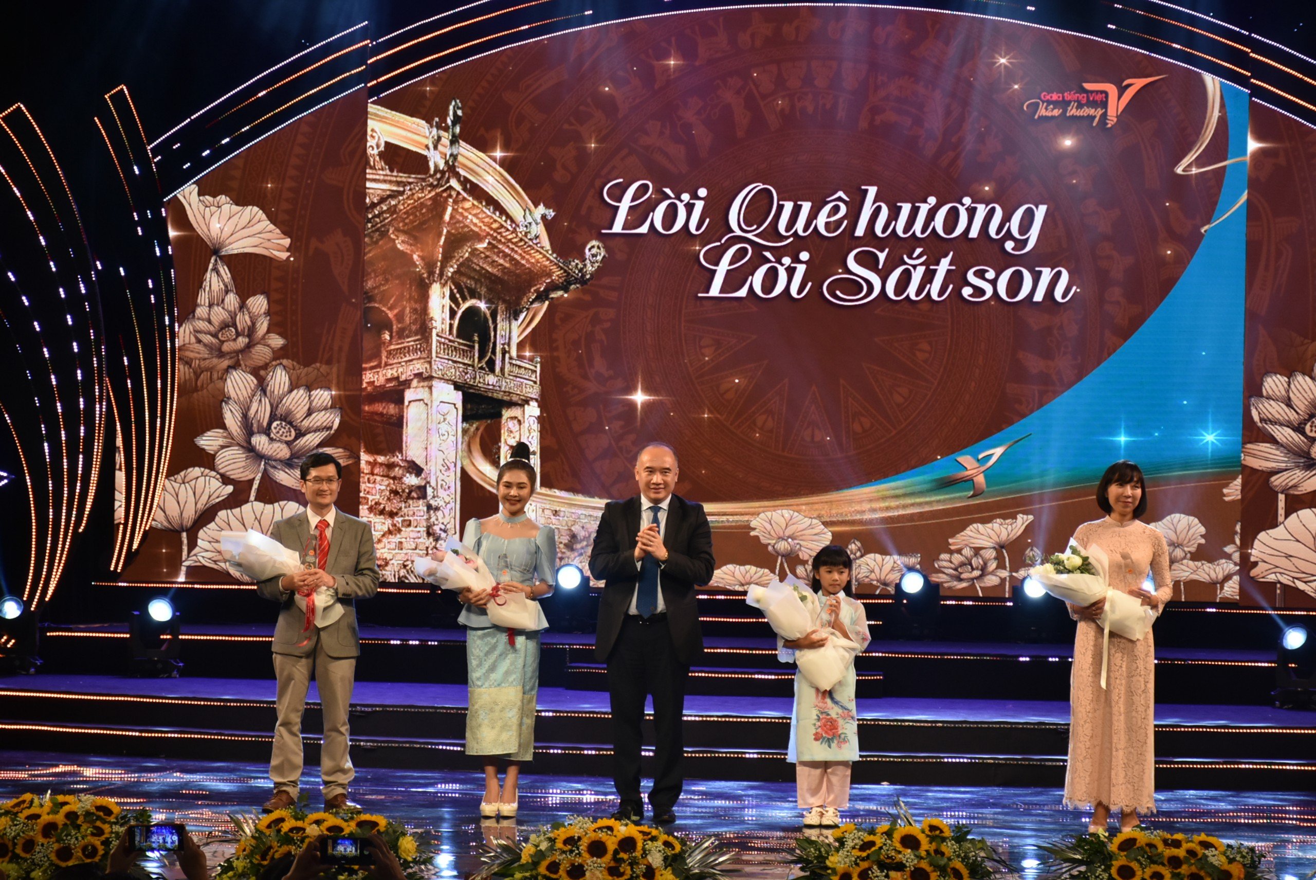 “Lời quê hương, lời sắt son” truyền cảm hứng về tình yêu, tâm huyết gìn giữ tiếng Việt - ảnh 1