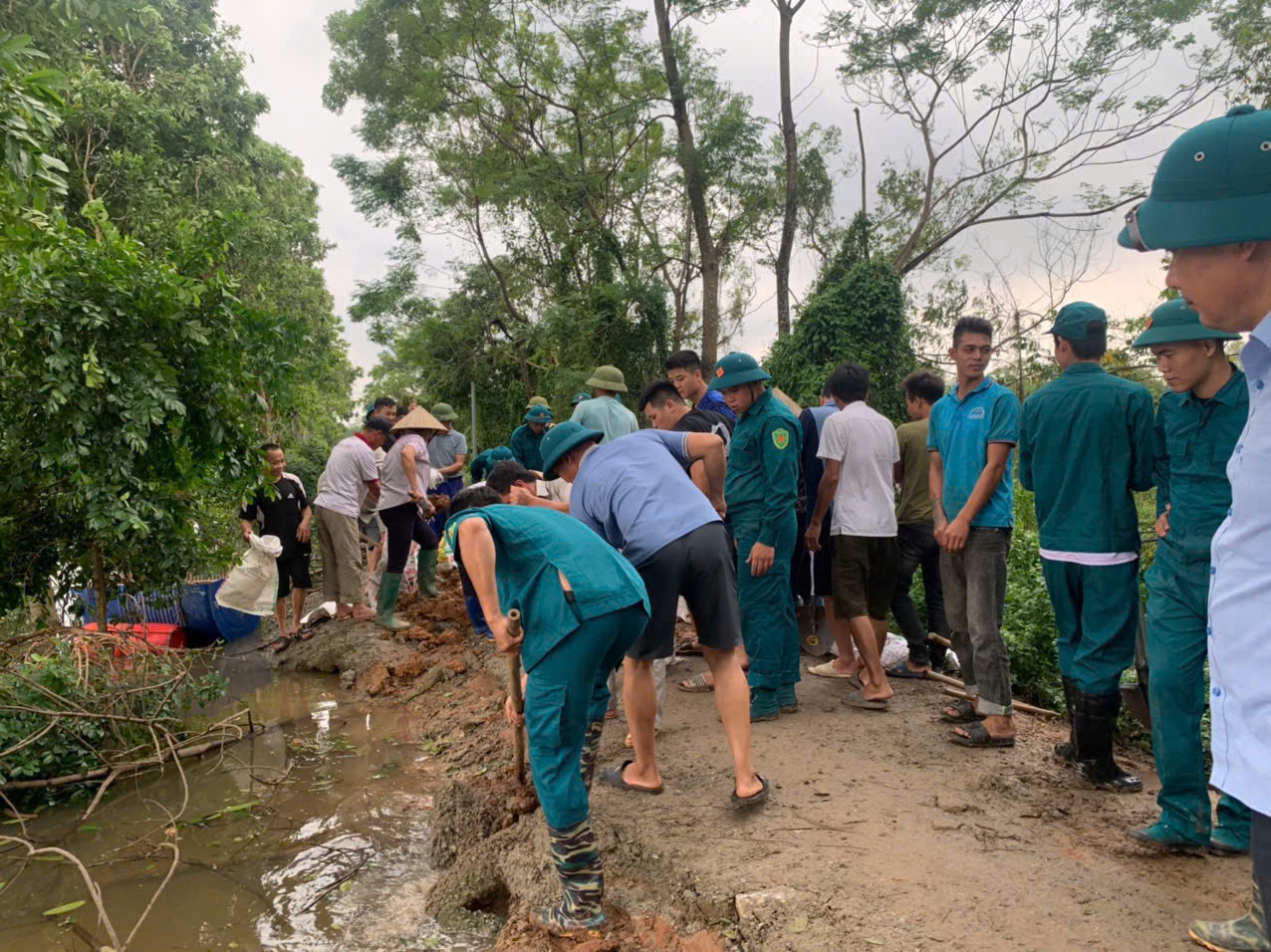 Huyện Đông Anh: Xúc động hình ảnh trắng đêm đưa người dân sơ tán tới nơi an toàn - ảnh 2
