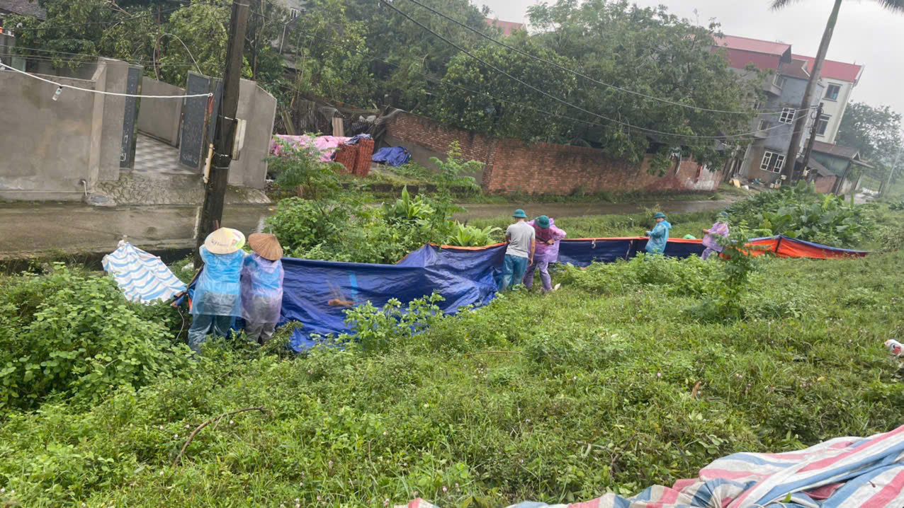 Huyện Đông Anh: Xúc động hình ảnh trắng đêm đưa người dân sơ tán tới nơi an toàn - ảnh 1