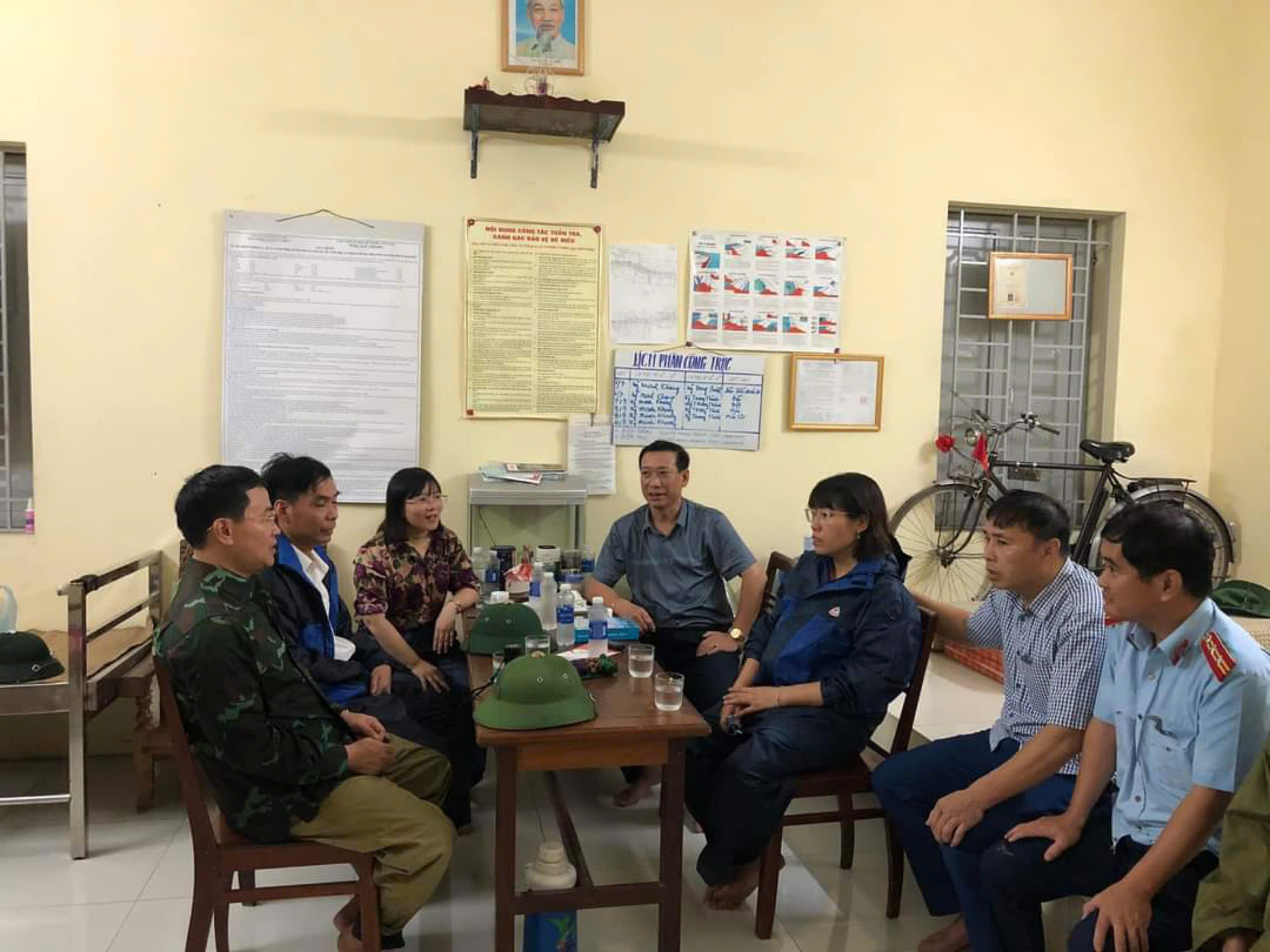 Hình ảnh đẹp của các cấp công đoàn Hà Nội tham gia hộ đê, giúp dân sơ tán tránh lũ - ảnh 12
