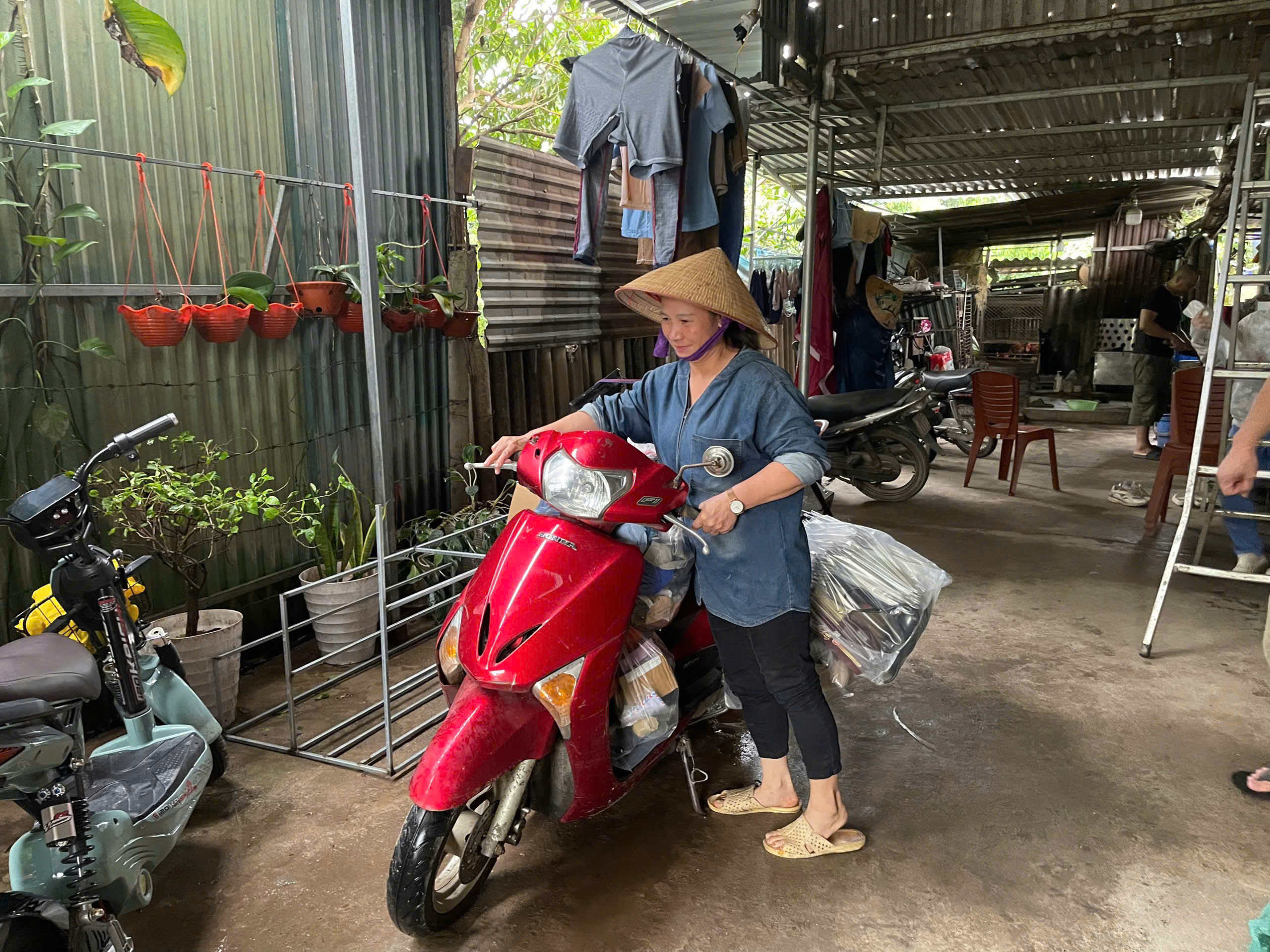 Huyện Đông Anh: Xúc động hình ảnh trắng đêm đưa người dân sơ tán tới nơi an toàn - ảnh 5