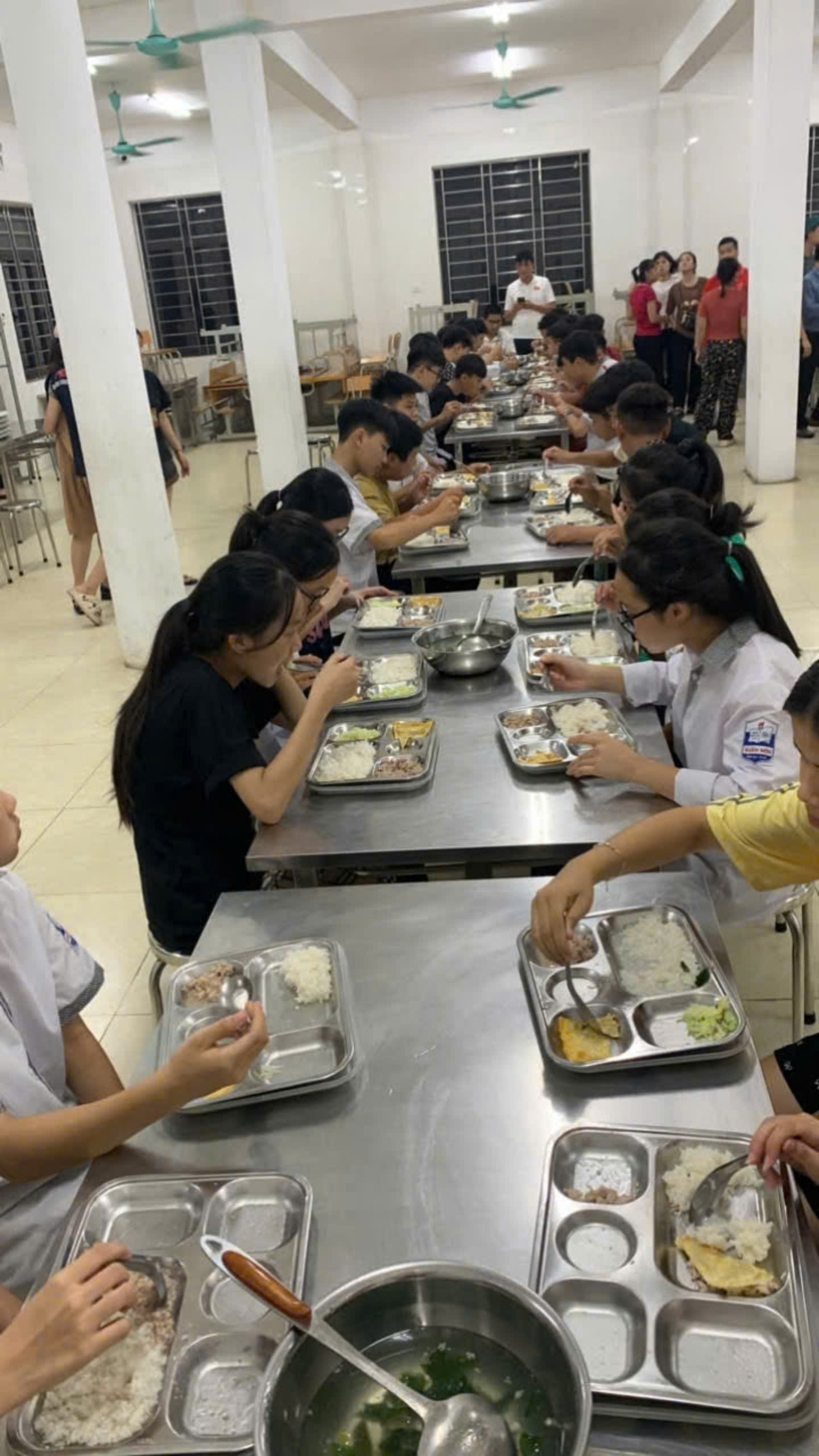 Huyện Đông Anh: Xúc động hình ảnh trắng đêm đưa người dân sơ tán tới nơi an toàn - ảnh 16