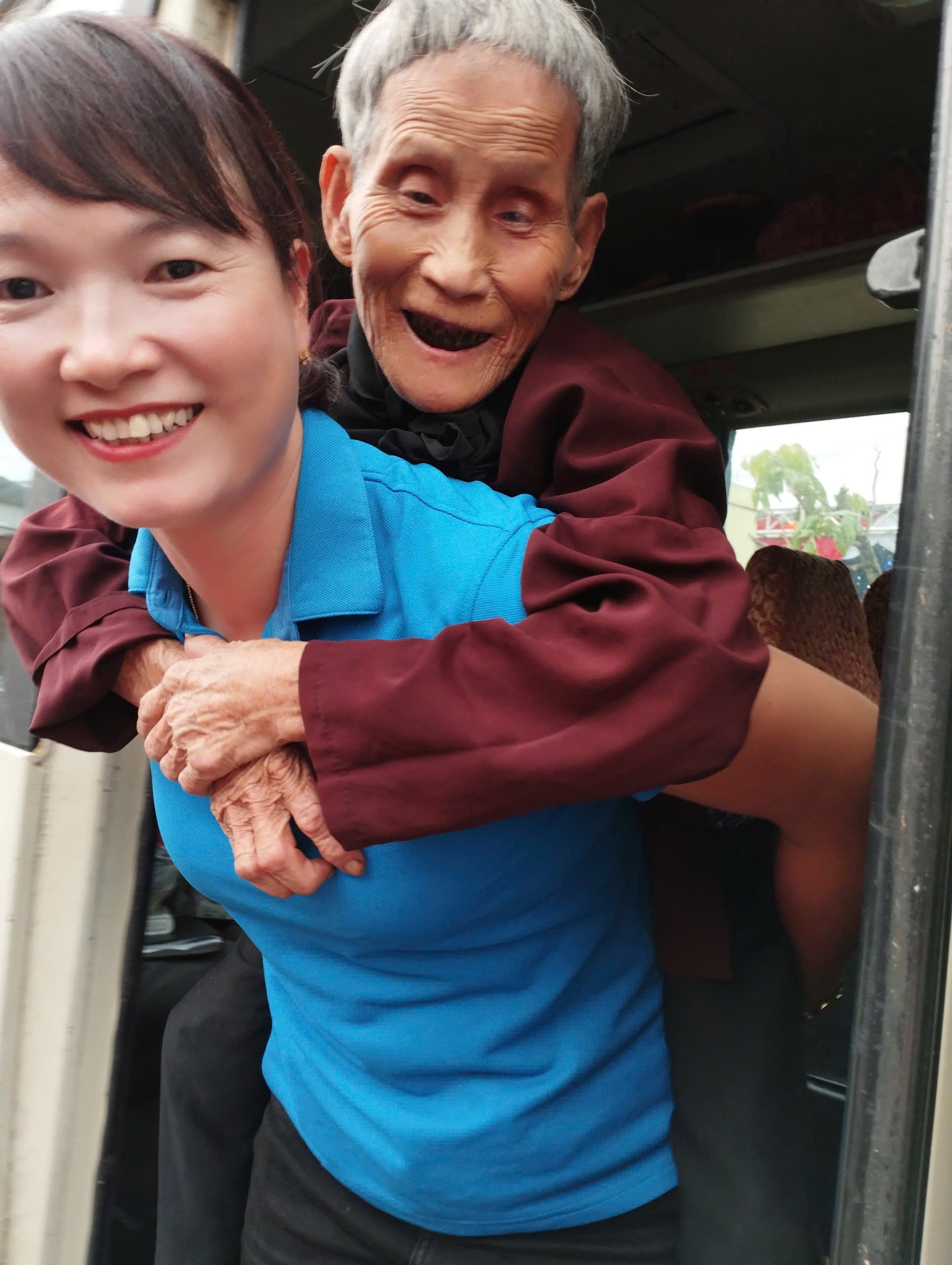 Huyện Đông Anh: Xúc động hình ảnh trắng đêm đưa người dân sơ tán tới nơi an toàn - ảnh 11