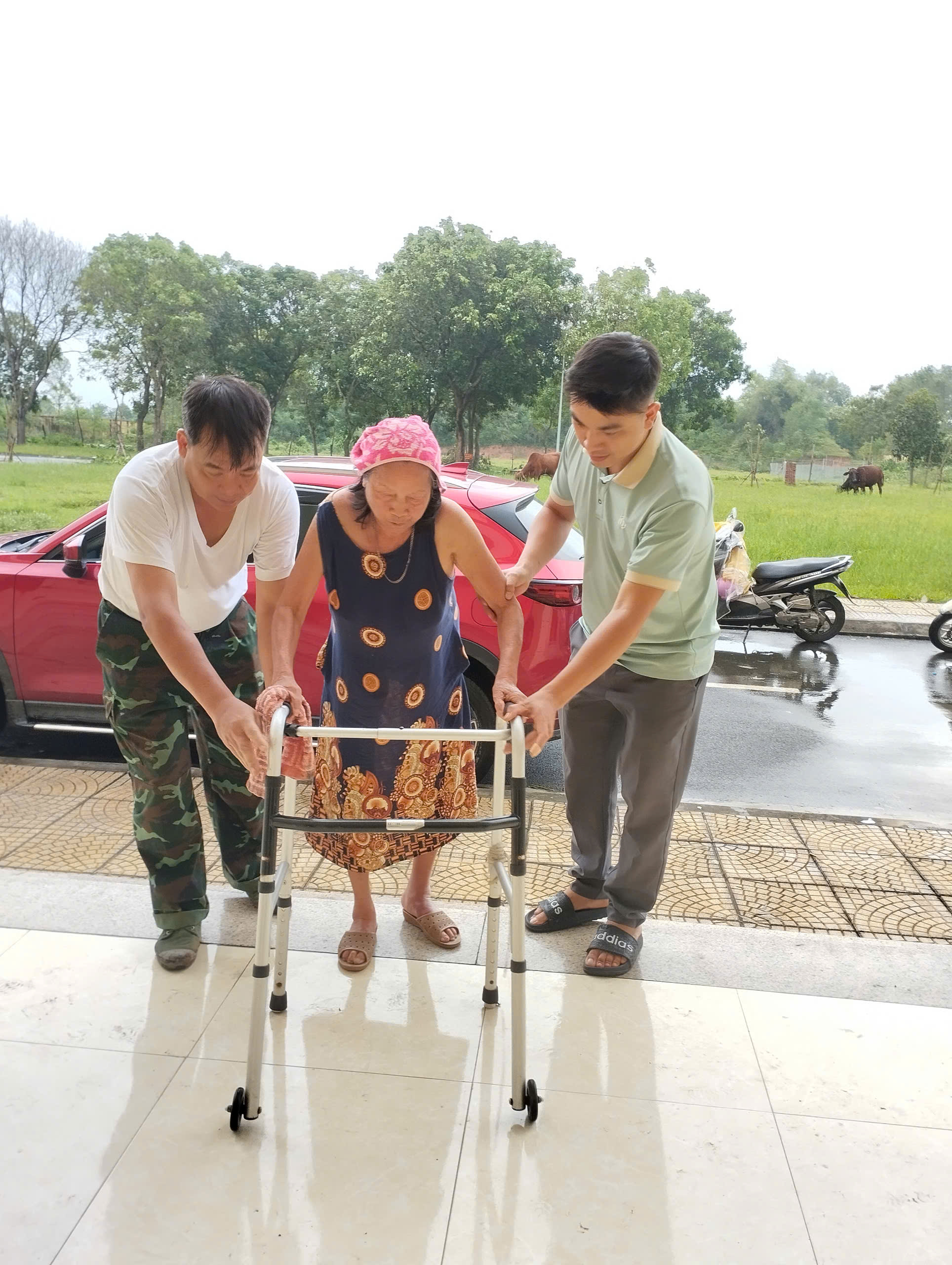 Huyện Đông Anh: Xúc động hình ảnh trắng đêm đưa người dân sơ tán tới nơi an toàn - ảnh 10