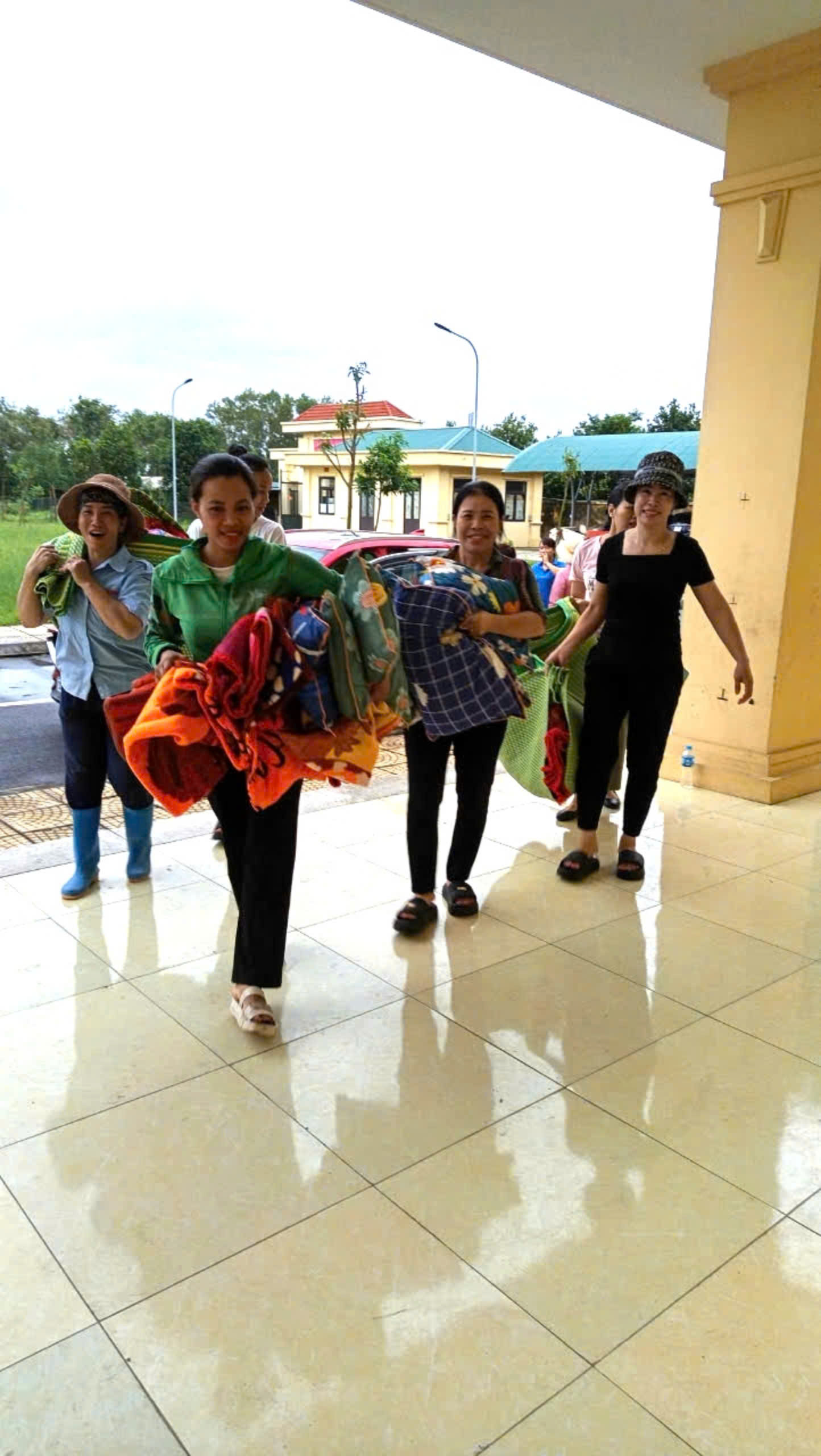 Huyện Đông Anh: Xúc động hình ảnh trắng đêm đưa người dân sơ tán tới nơi an toàn - ảnh 9