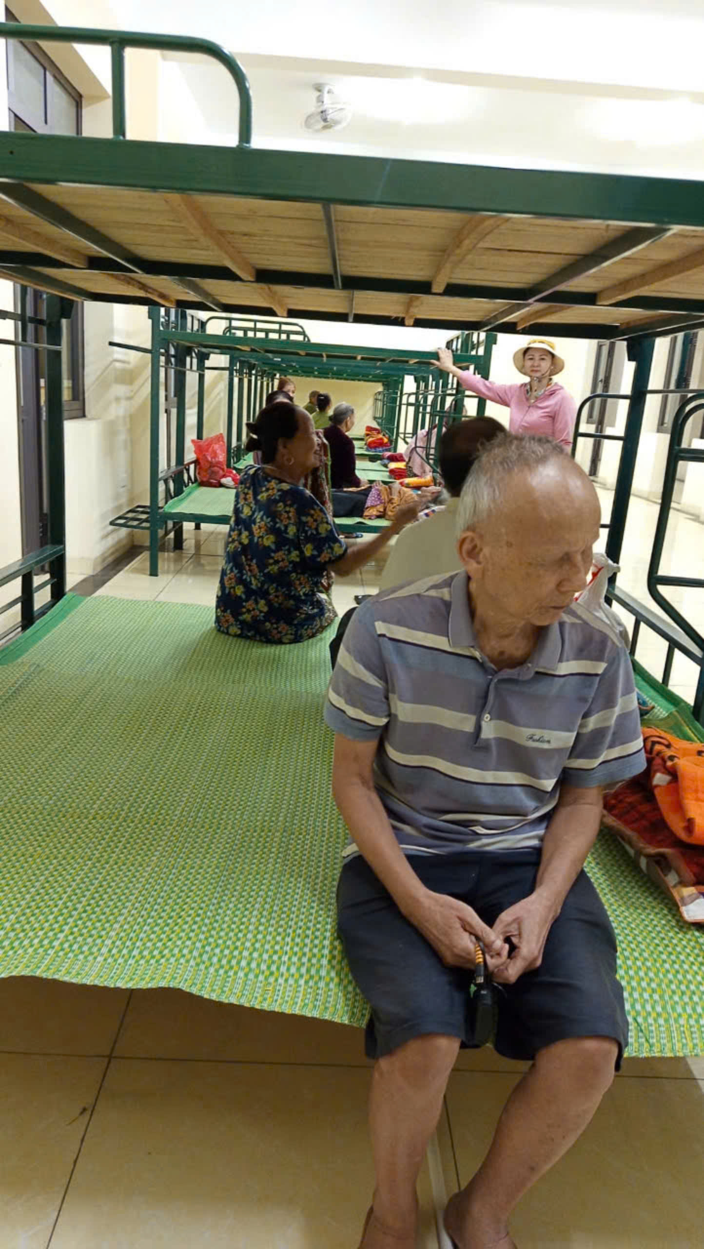 Huyện Đông Anh: Xúc động hình ảnh trắng đêm đưa người dân sơ tán tới nơi an toàn - ảnh 15