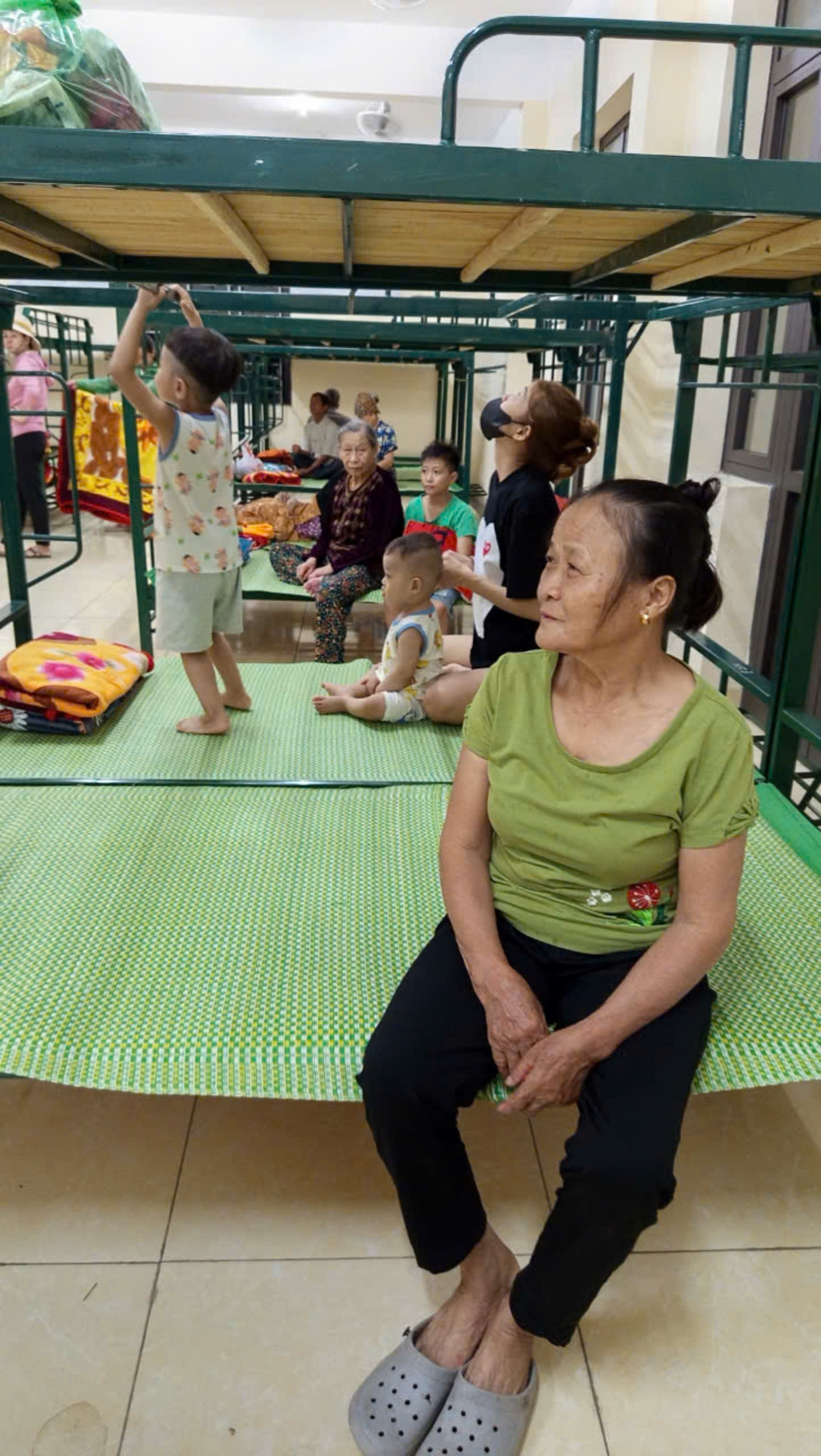 Huyện Đông Anh: Xúc động hình ảnh trắng đêm đưa người dân sơ tán tới nơi an toàn - ảnh 14