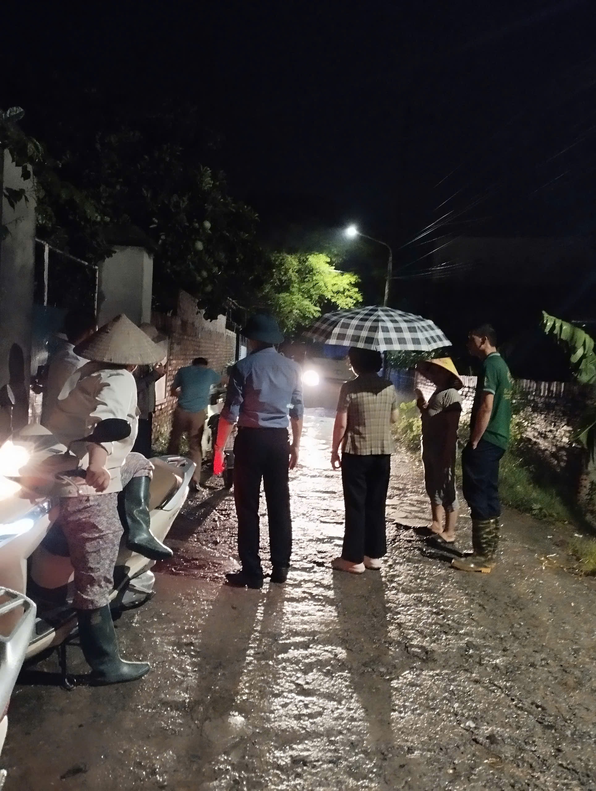 Huyện Đông Anh: Xúc động hình ảnh trắng đêm đưa người dân sơ tán tới nơi an toàn - ảnh 20