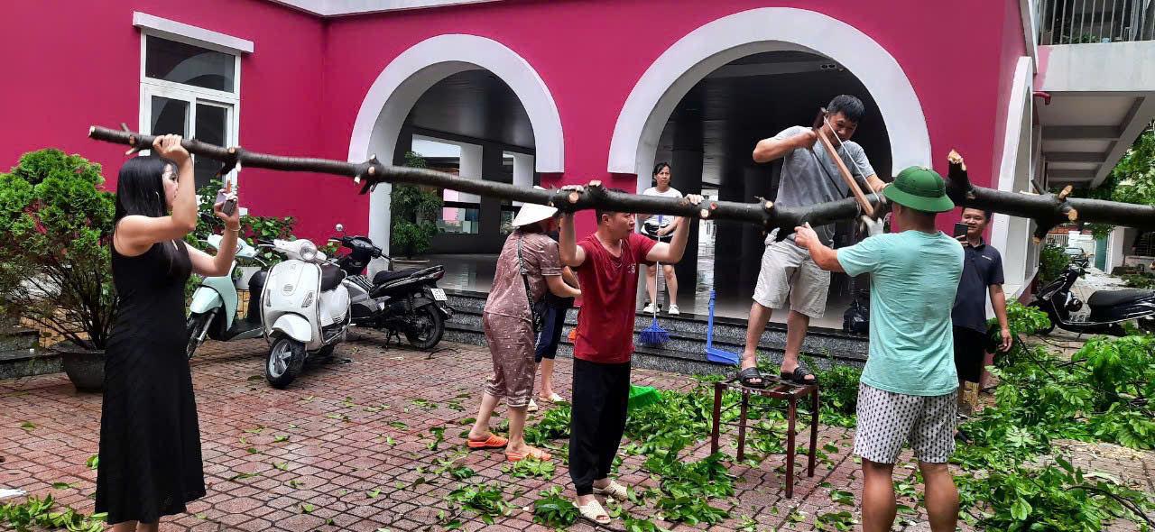 Hình ảnh đẹp của các cấp công đoàn Hà Nội tham gia hộ đê, giúp dân sơ tán tránh lũ - ảnh 18