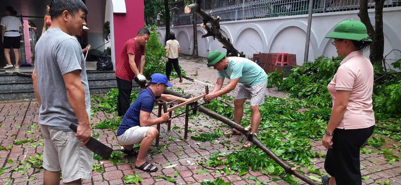 Hình ảnh đẹp của các cấp công đoàn Hà Nội tham gia hộ đê, giúp dân sơ tán tránh lũ - ảnh 17