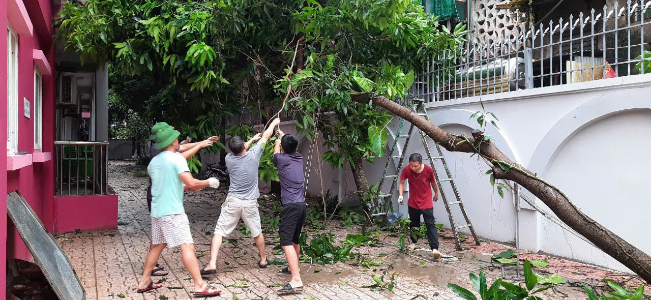 Hình ảnh đẹp của các cấp công đoàn Hà Nội tham gia hộ đê, giúp dân sơ tán tránh lũ - ảnh 16