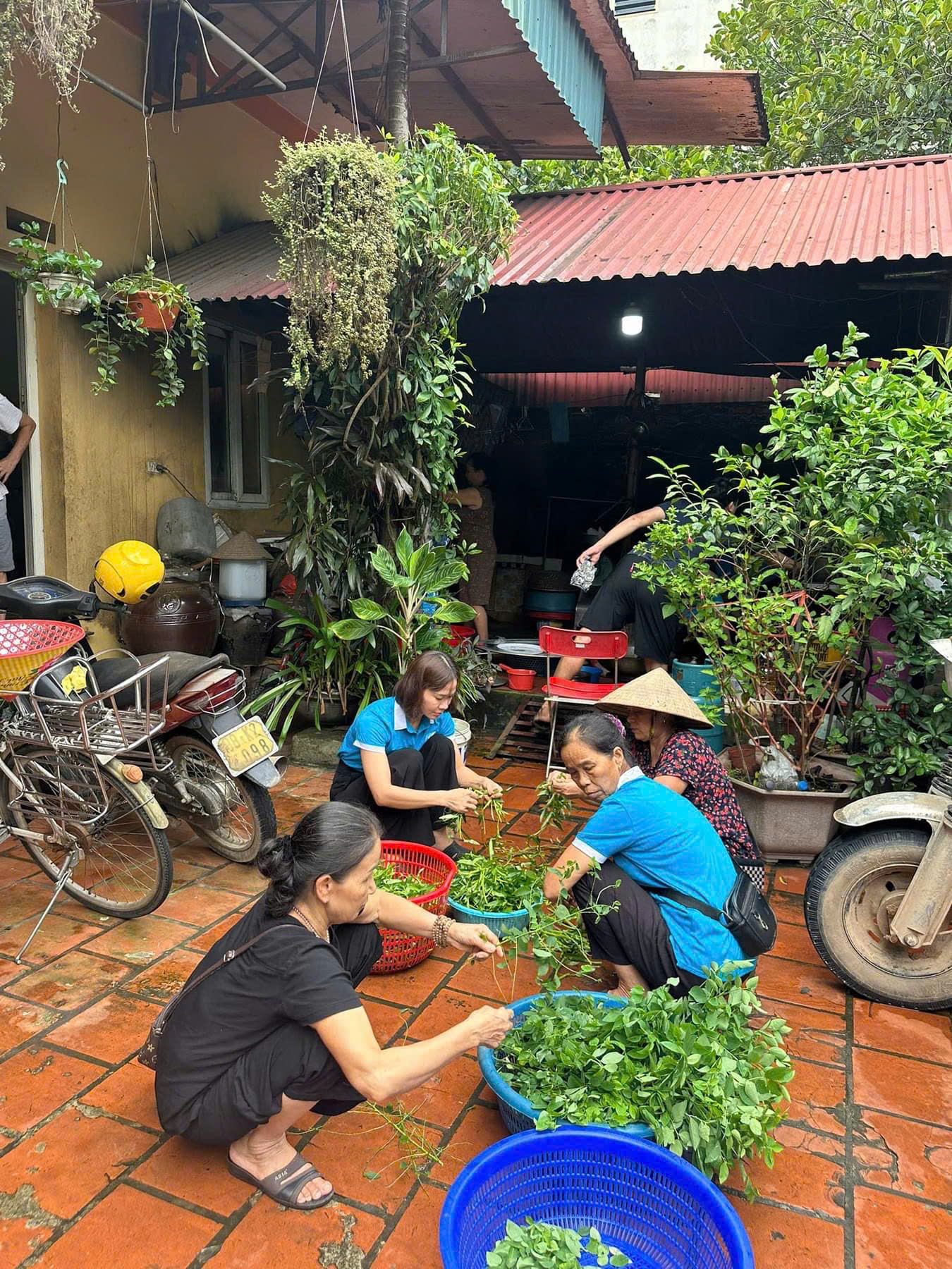 Những suất cơm ấm tình của cán bộ, hội viên phụ nữ huyện Mê Linh trong những ngày mưa lũ - ảnh 1