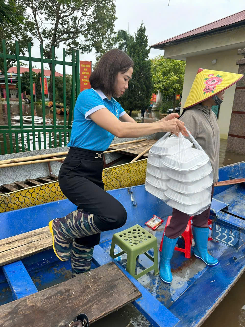 Những suất cơm ấm tình của cán bộ, hội viên phụ nữ huyện Mê Linh trong những ngày mưa lũ - ảnh 6