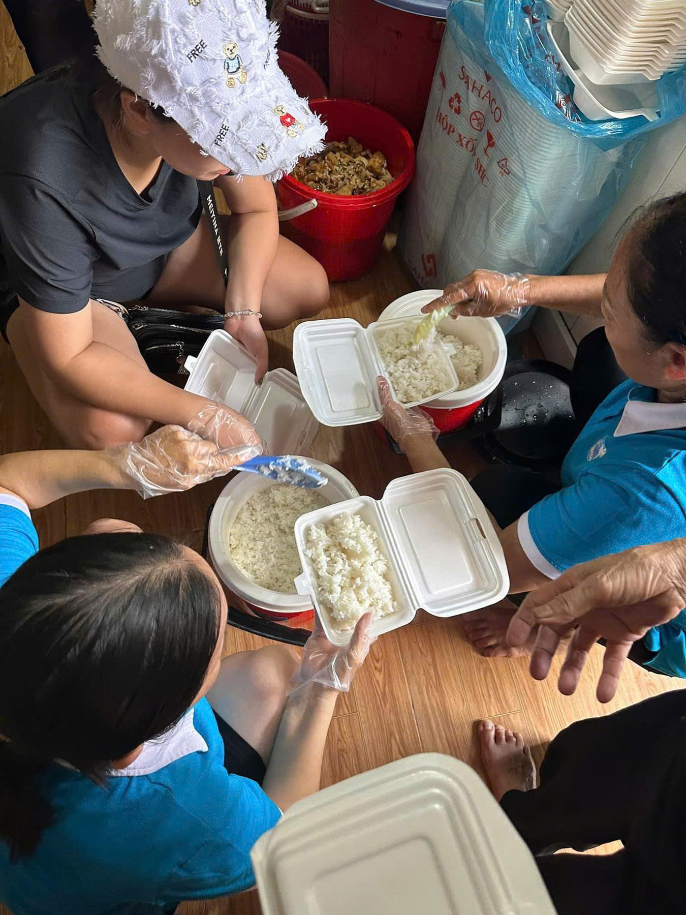 Những suất cơm ấm tình của cán bộ, hội viên phụ nữ huyện Mê Linh trong những ngày mưa lũ - ảnh 4