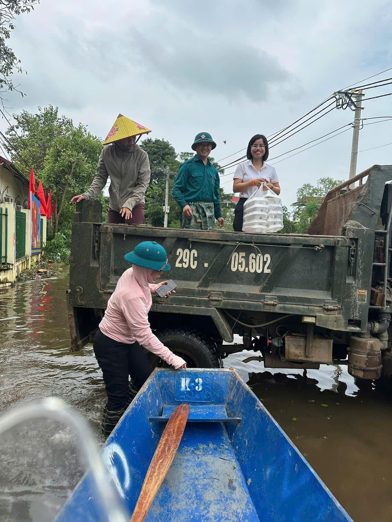 Những suất cơm ấm tình của cán bộ, hội viên phụ nữ huyện Mê Linh trong những ngày mưa lũ - ảnh 8