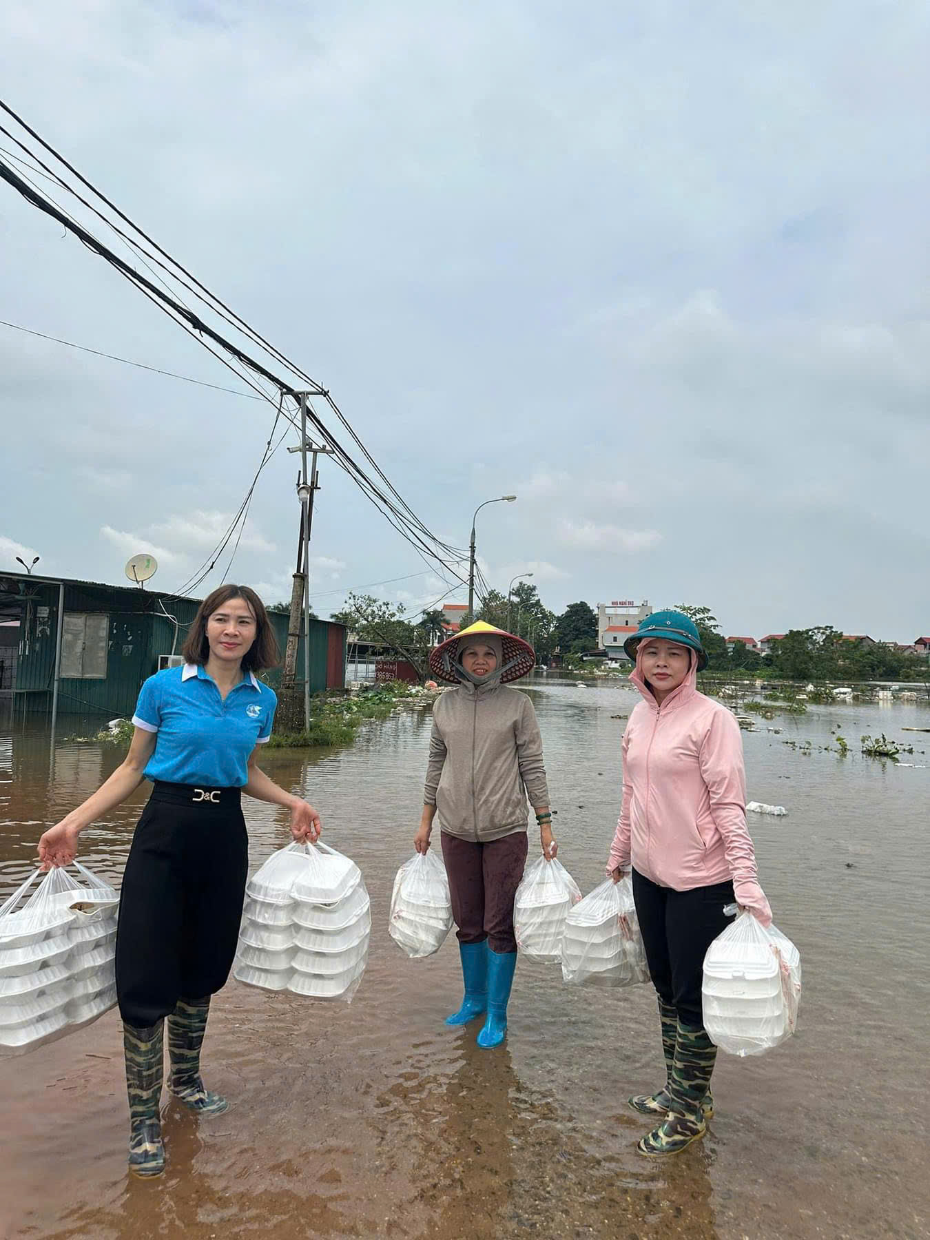 Những suất cơm ấm tình của cán bộ, hội viên phụ nữ huyện Mê Linh trong những ngày mưa lũ - ảnh 5