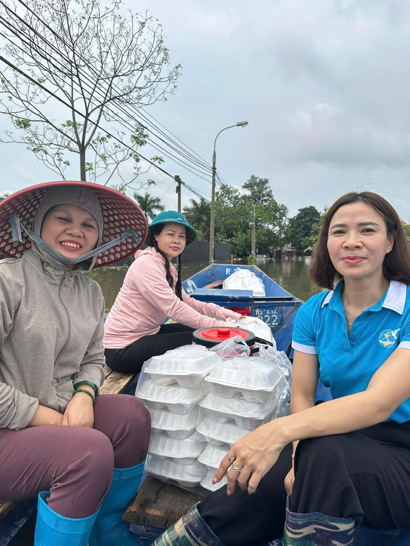 Những suất cơm ấm tình của cán bộ, hội viên phụ nữ huyện Mê Linh trong những ngày mưa lũ - ảnh 7