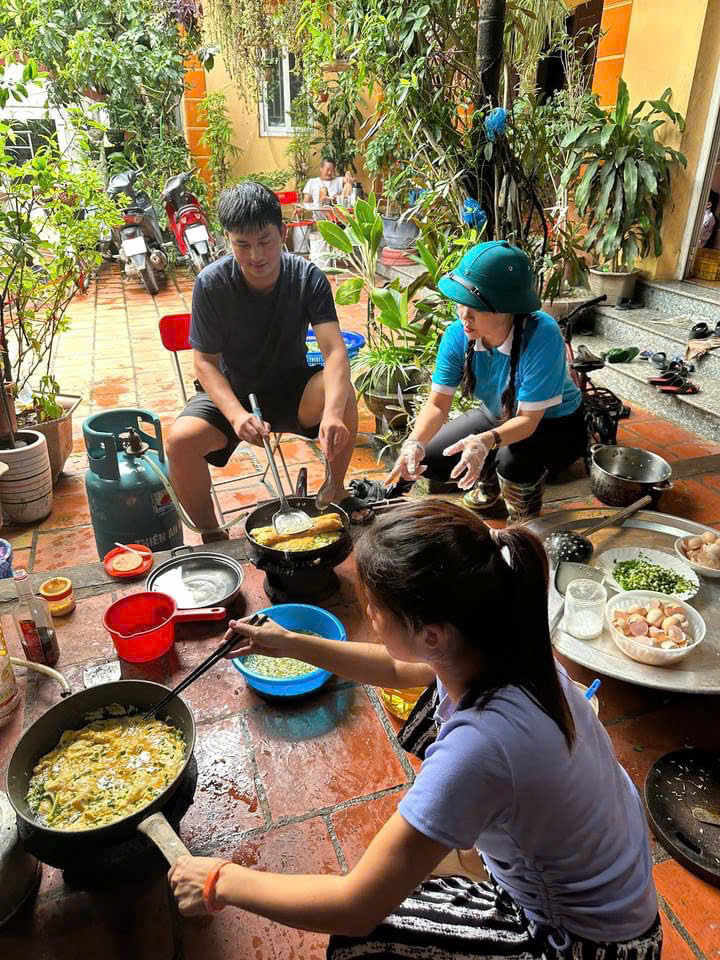 Những suất cơm ấm tình của cán bộ, hội viên phụ nữ huyện Mê Linh trong những ngày mưa lũ - ảnh 2