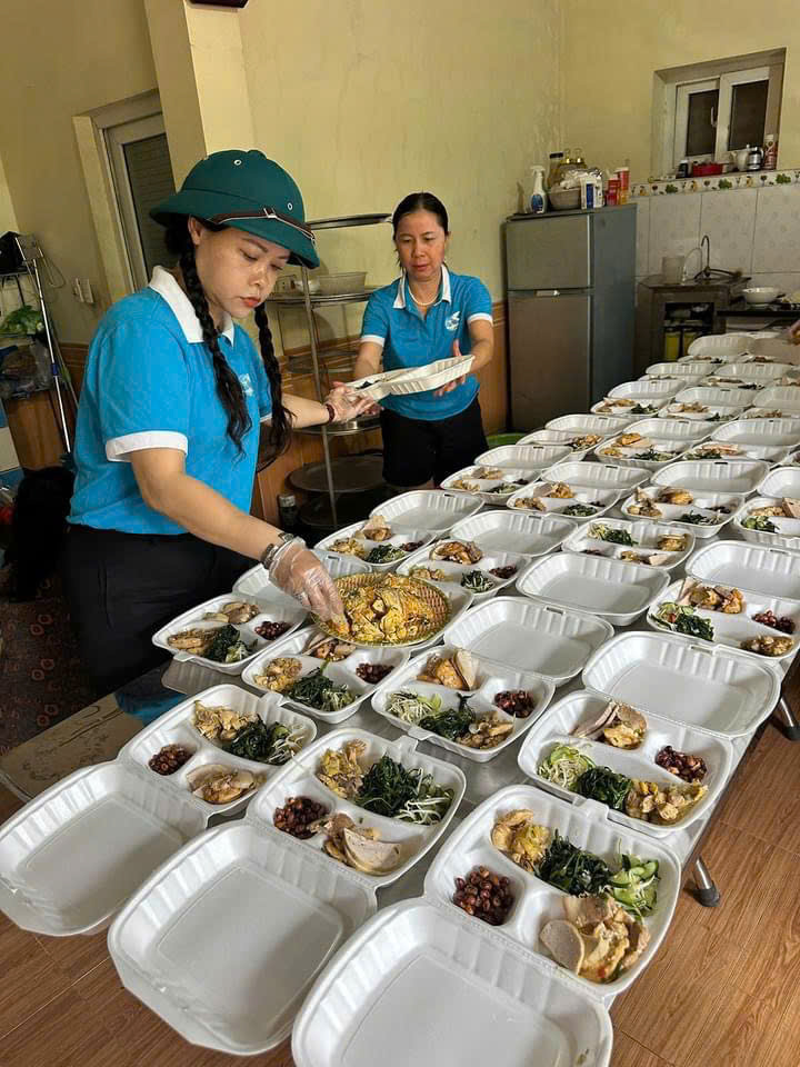 Những suất cơm ấm tình của cán bộ, hội viên phụ nữ huyện Mê Linh trong những ngày mưa lũ - ảnh 3