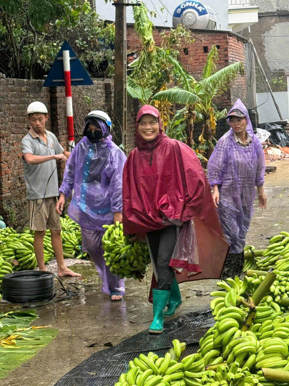 Đa dạng các hoạt động hỗ trợ người dân khắc phục hậu quả bão số 3 và phòng, chống lũ lụt - ảnh 6