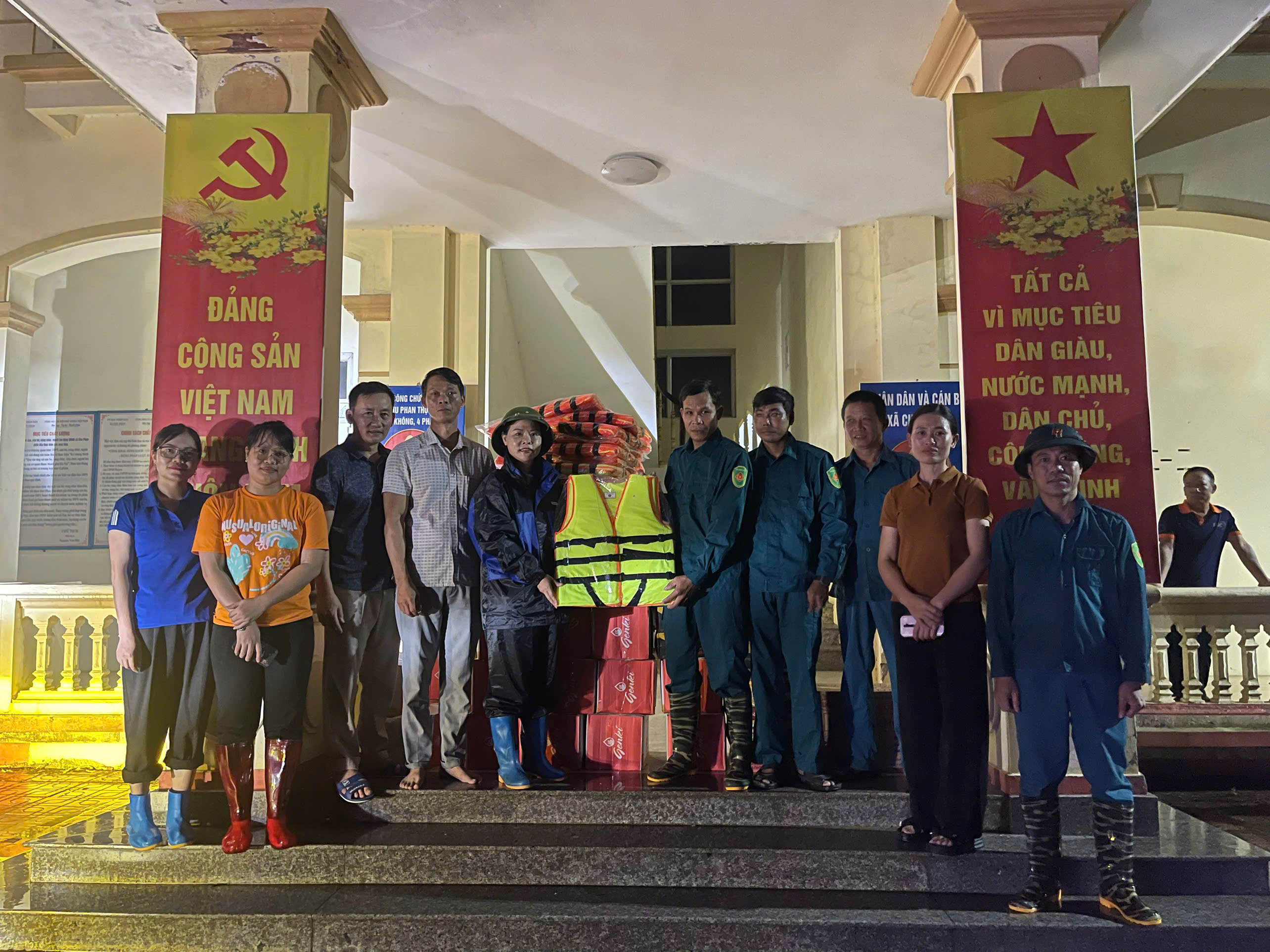 Hội LHPN huyện Mê Linh: Thăm, tặng nhu yếu phẩm, gói bánh Chưng hỗ trợ người dân bị ảnh hưởng bởi lũ lụt - ảnh 2