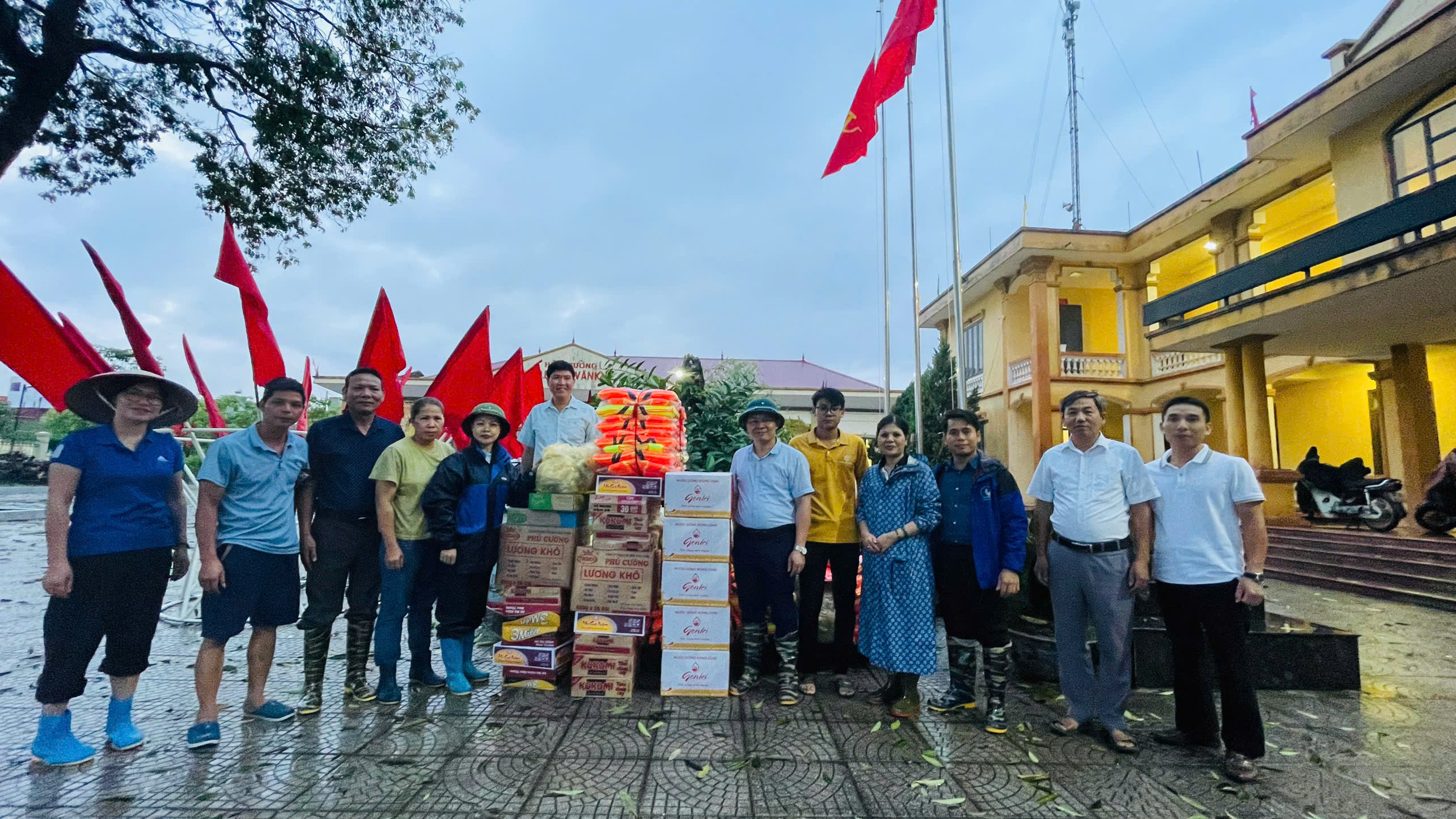 Hội LHPN huyện Mê Linh: Thăm, tặng nhu yếu phẩm, gói bánh Chưng hỗ trợ người dân bị ảnh hưởng bởi lũ lụt - ảnh 1