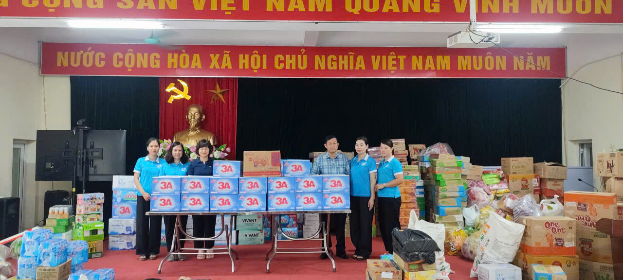 Hội LHPN huyện Đông Anh: Thăm hỏi, hỗ trợ người dân khu vực phải di dời tránh lũ - ảnh 3