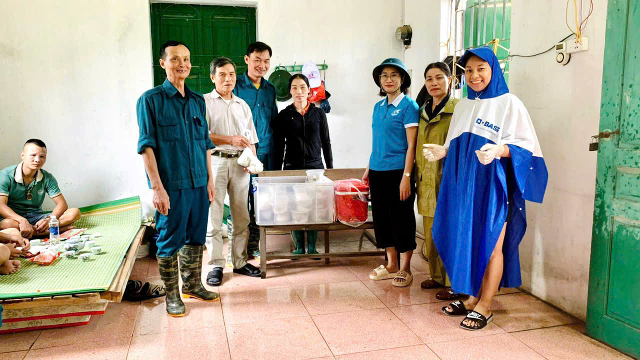 Hội LHPN huyện Đông Anh: Thăm hỏi, hỗ trợ người dân khu vực phải di dời tránh lũ - ảnh 2