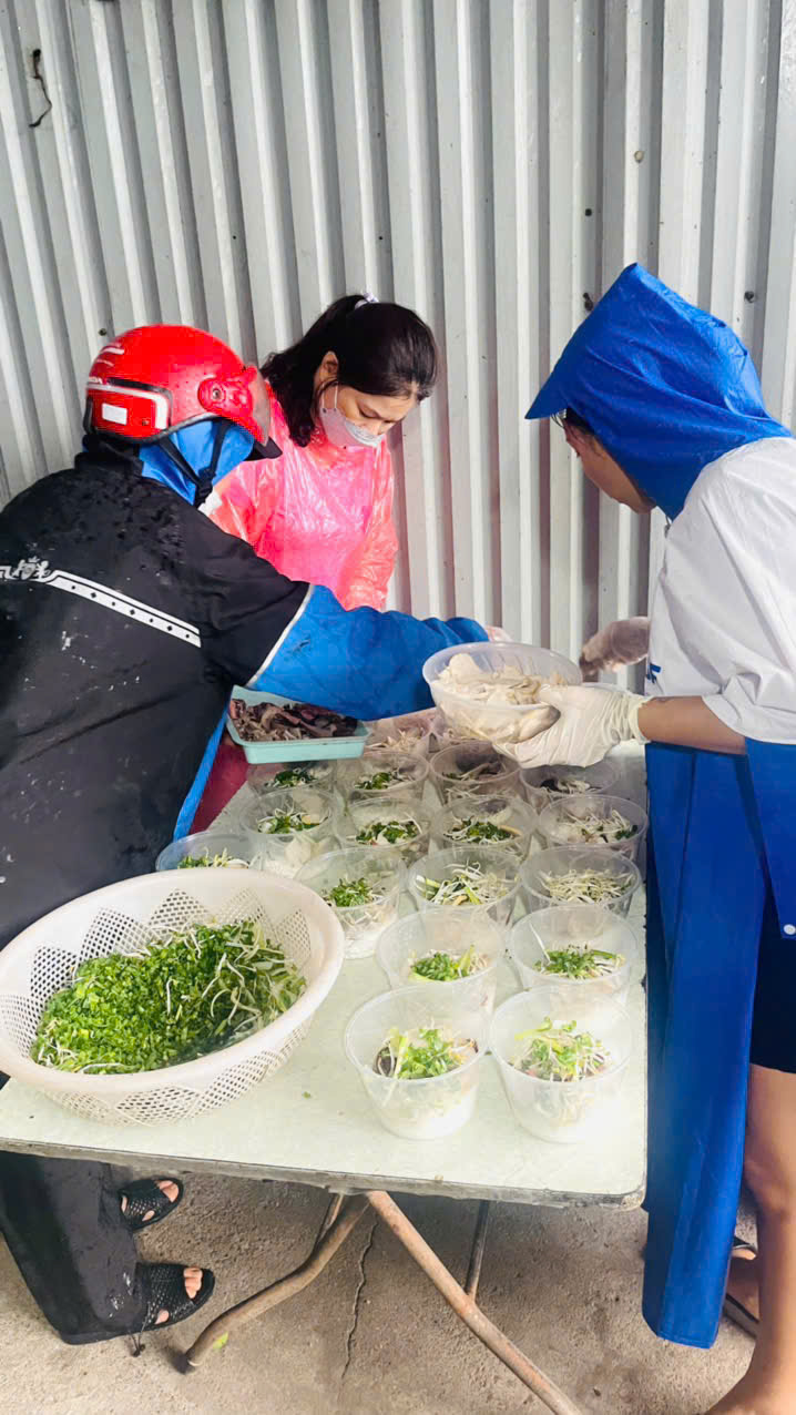 Hội LHPN huyện Đông Anh: Thăm hỏi, hỗ trợ người dân khu vực phải di dời tránh lũ - ảnh 7