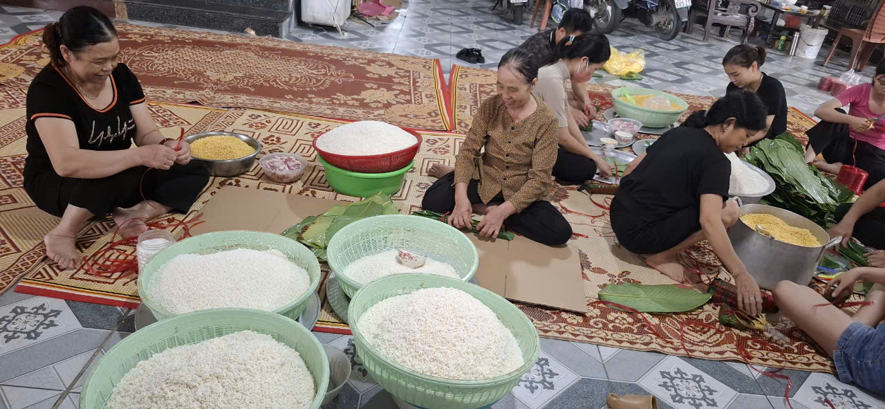 Hội LHPN huyện Mê Linh: Thăm, tặng nhu yếu phẩm, gói bánh Chưng hỗ trợ người dân bị ảnh hưởng bởi lũ lụt - ảnh 11