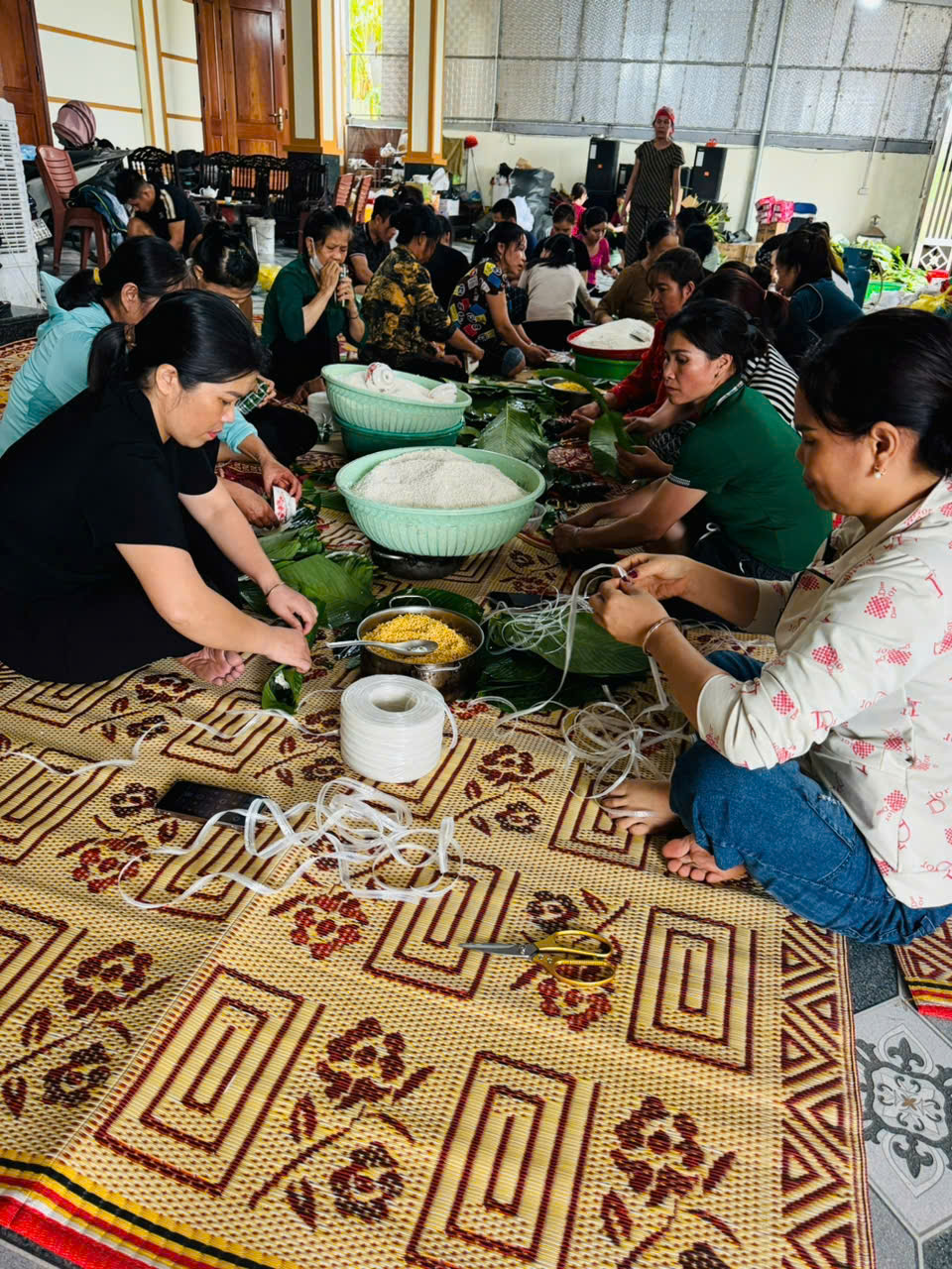 Hội LHPN huyện Mê Linh: Thăm, tặng nhu yếu phẩm, gói bánh Chưng hỗ trợ người dân bị ảnh hưởng bởi lũ lụt - ảnh 10