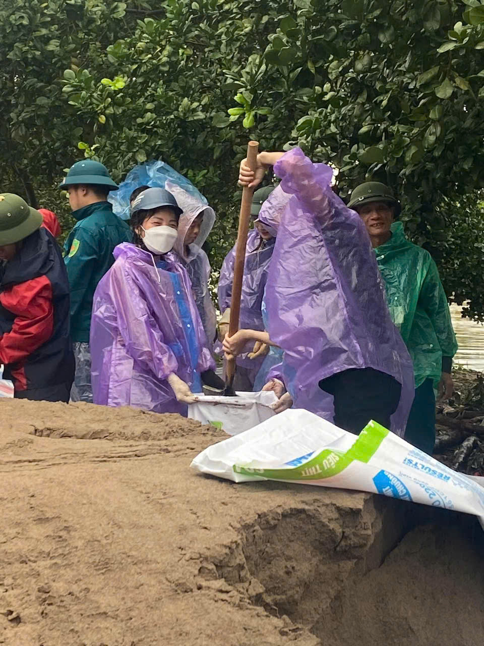 Hội LHPN huyện Mê Linh: Thăm, tặng nhu yếu phẩm, gói bánh Chưng hỗ trợ người dân bị ảnh hưởng bởi lũ lụt - ảnh 7