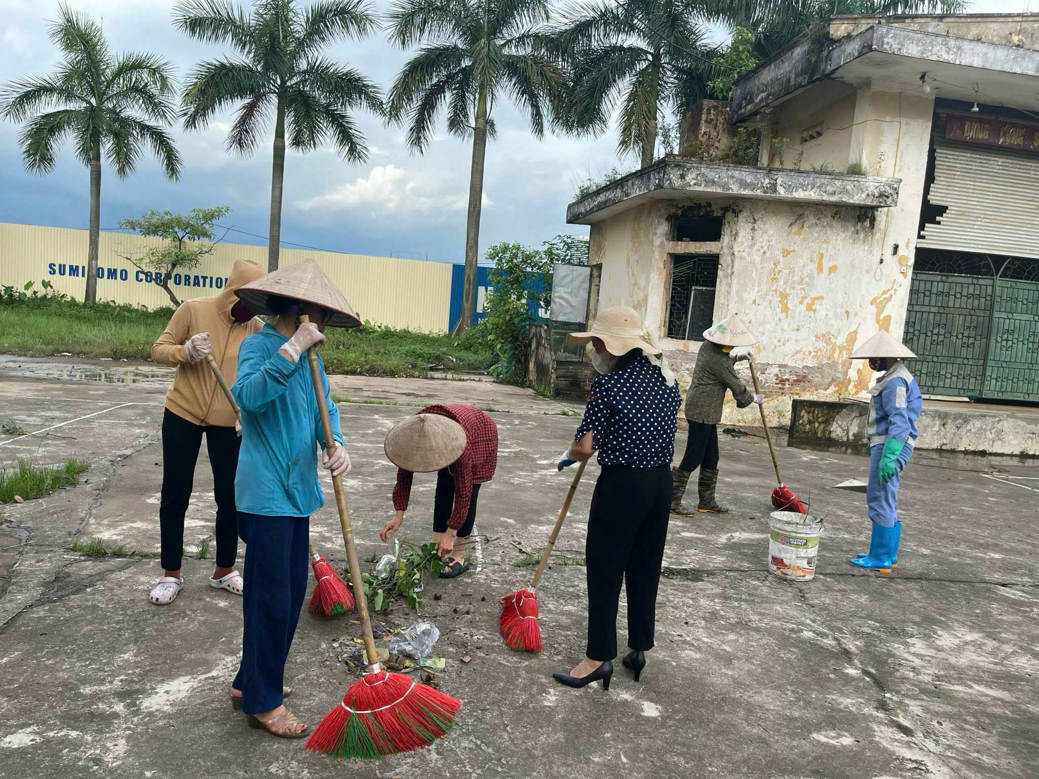 Các cấp Hội LHPN huyện Đông Anh ra quân tổng vệ sinh môi trường sau bão số 3 - ảnh 7