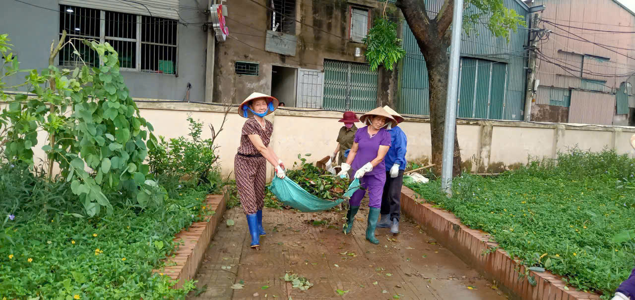 Các cấp Hội LHPN huyện Đông Anh ra quân tổng vệ sinh môi trường sau bão số 3 - ảnh 5