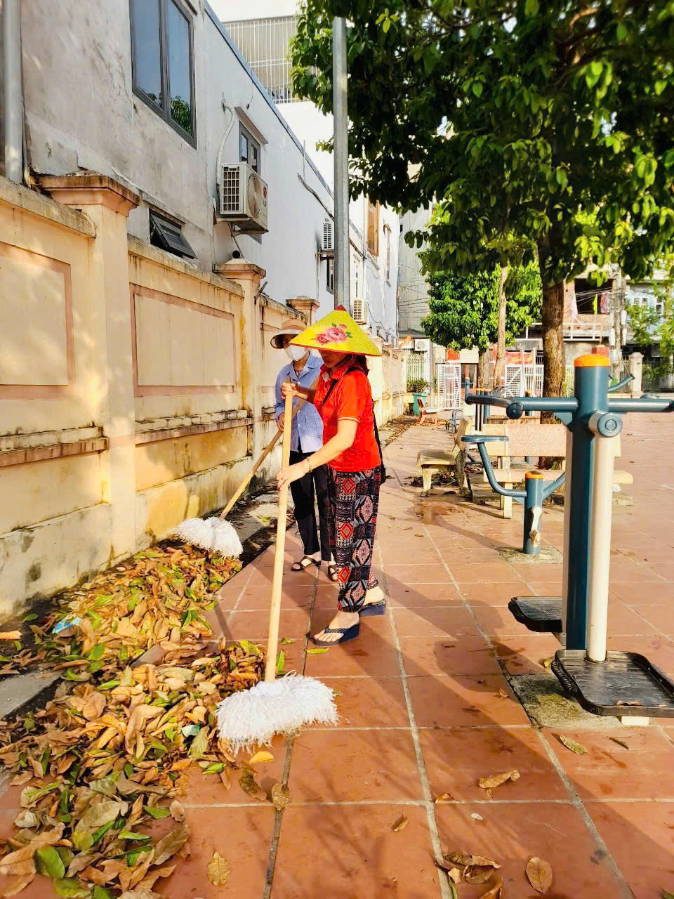 Các cấp Hội LHPN huyện Đông Anh ra quân tổng vệ sinh môi trường sau bão số 3 - ảnh 4