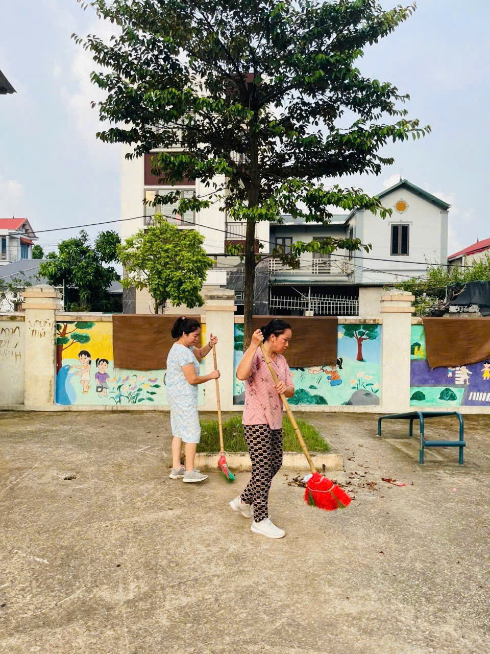 Các cấp Hội LHPN huyện Đông Anh ra quân tổng vệ sinh môi trường sau bão số 3 - ảnh 3