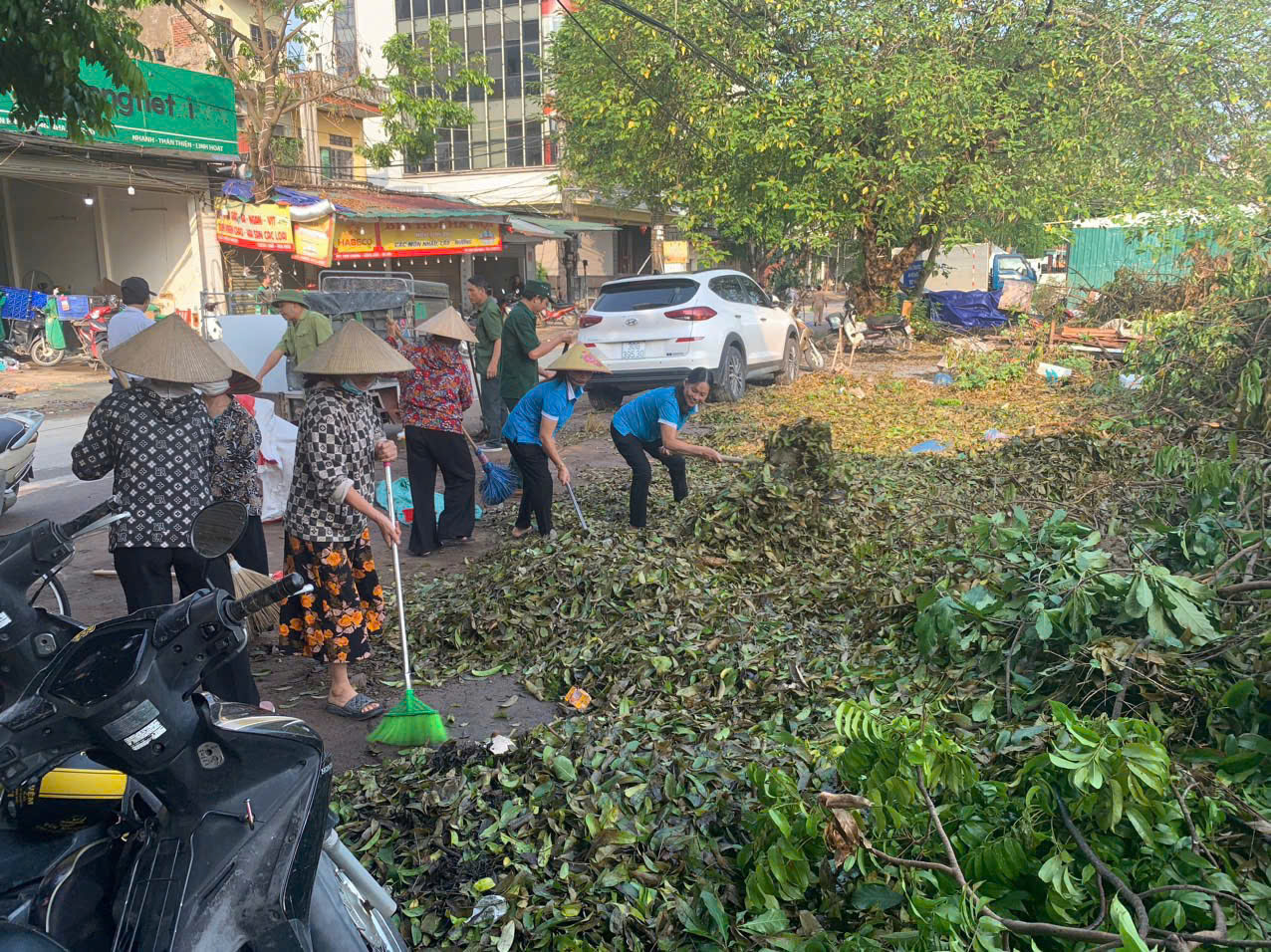 Các cấp Hội LHPN huyện Đông Anh ra quân tổng vệ sinh môi trường sau bão số 3 - ảnh 2