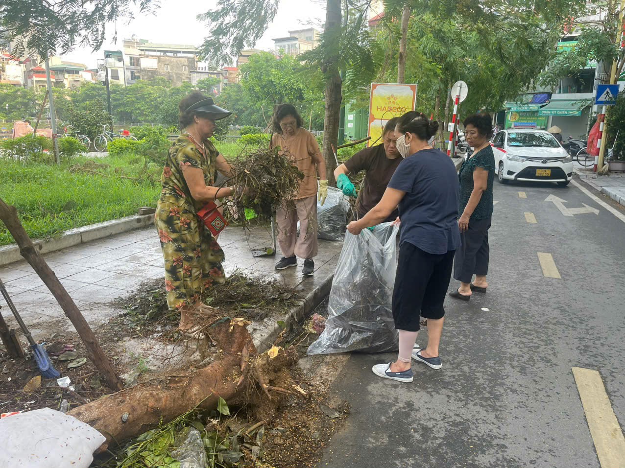 Hơn 3.000 cán bộ, hội viên phụ nữ quận Đống Đa xuống đường tổng vệ sinh môi trường - ảnh 8