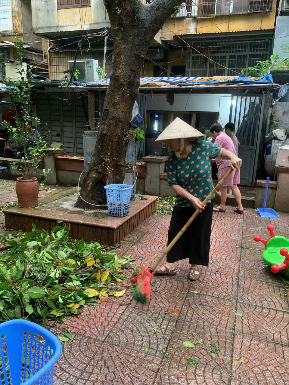 Hơn 3.000 cán bộ, hội viên phụ nữ quận Đống Đa xuống đường tổng vệ sinh môi trường - ảnh 4