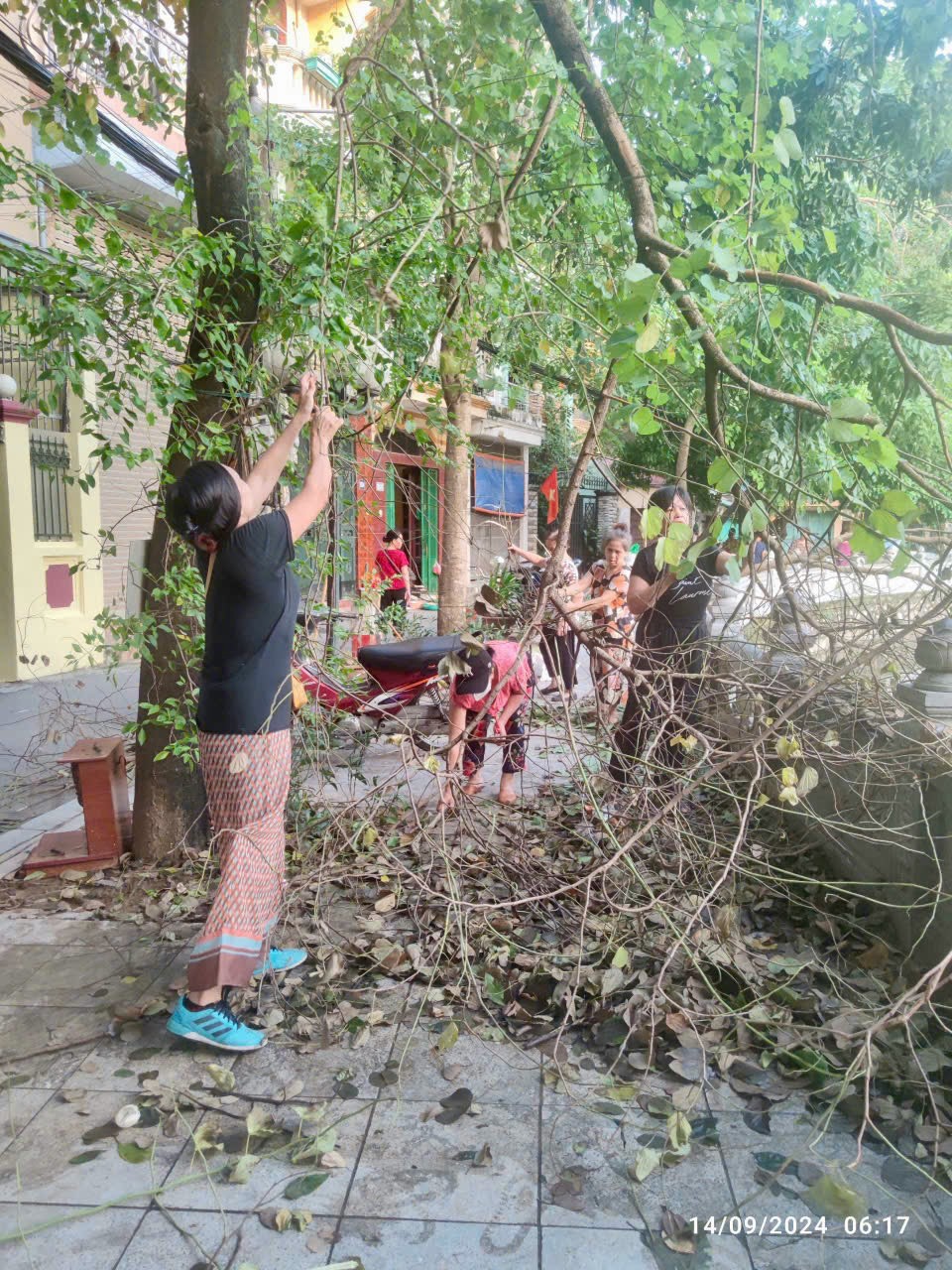 Hơn 3.000 cán bộ, hội viên phụ nữ quận Đống Đa xuống đường tổng vệ sinh môi trường - ảnh 10